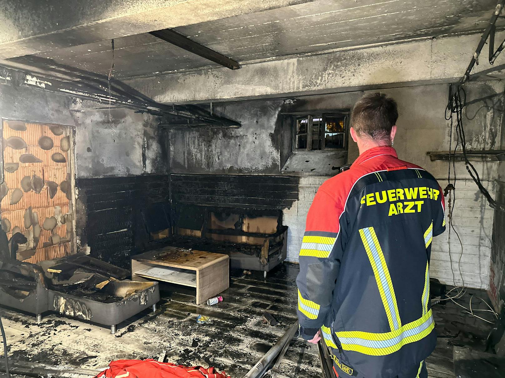 Im Kellerbereich eines Mehrfamilienhauses in Wörgl brach am Sonntag ein Feuer aus. Mehrere Personen mussten aus dem Haus evakuiert werden.