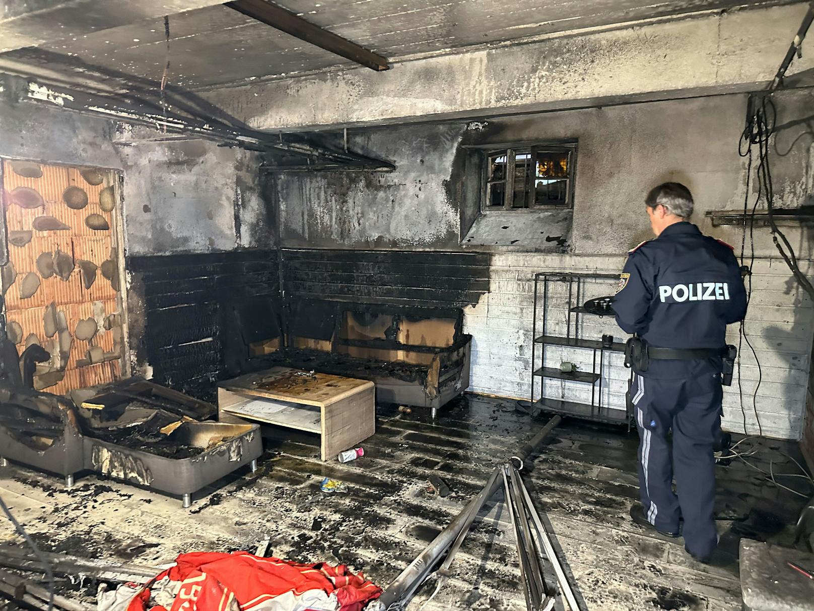 Im Kellerbereich eines Mehrfamilienhauses in Wörgl brach am Sonntag ein Feuer aus. Mehrere Personen mussten aus dem Haus evakuiert werden.