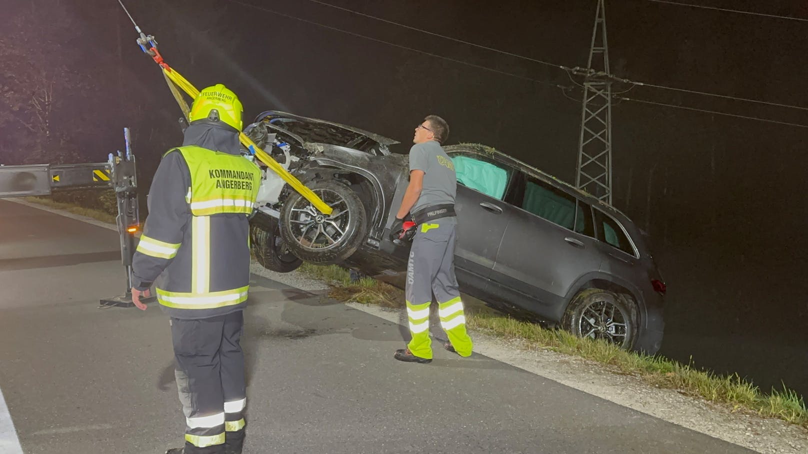 Der Mann und seine Beifahrerin konnten das schwer beschädigte Fahrzeug selbständig verlassen.