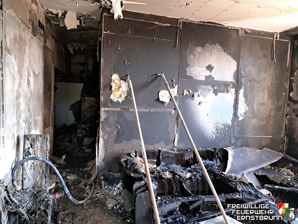 Bei dem Brand wurde eine Person verletzt.