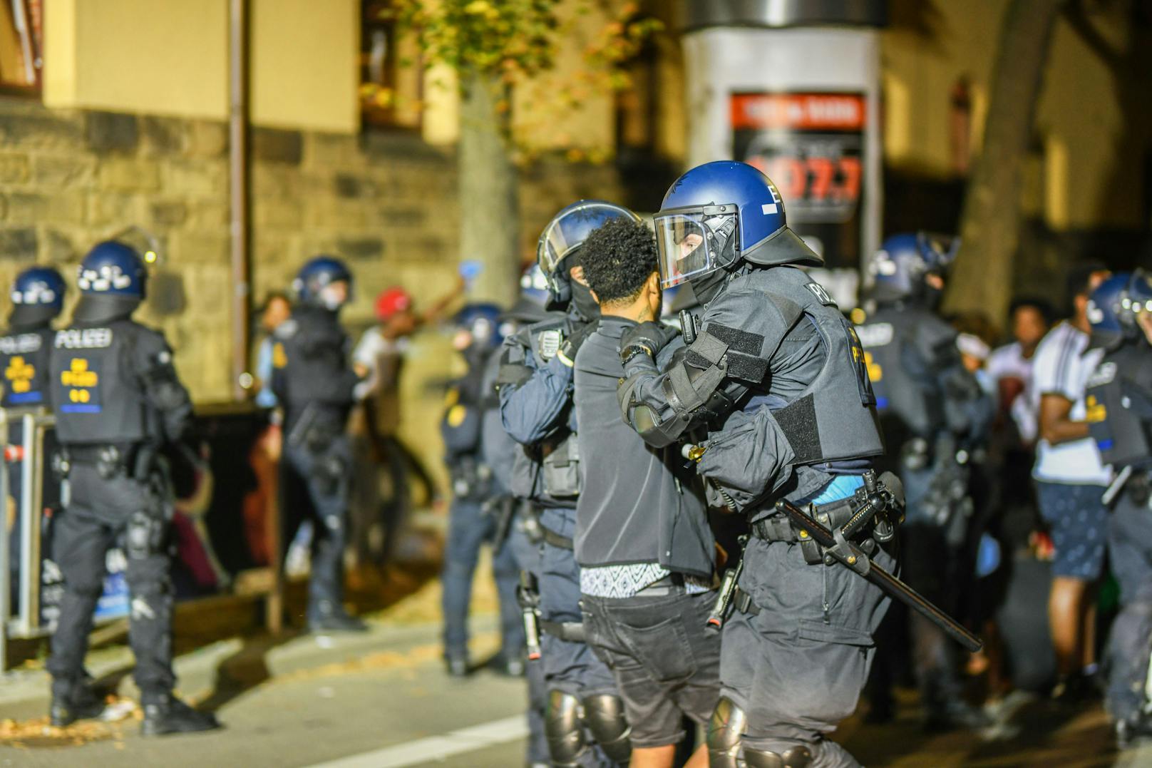Bei den Ausschreitungen in Stuttgart sind 26 Polizeibeamte verletzt worden. Sechs Beamte wurden im Spital behandelt. Fünf Polizisten konnten ihren Dienst den Angaben zufolge nicht weiter ausführen. 300 Beamte seien insgesamt am Samstag im Einsatz gewesen.