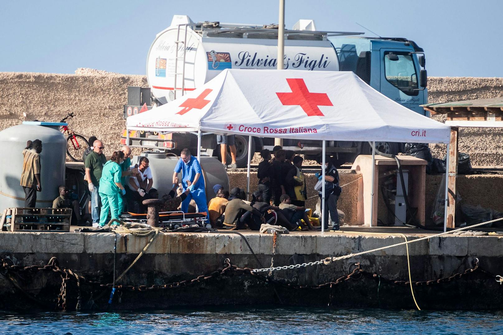 Aufgrund der steigenden Zahl an ankommenden Migranten hat die italienische Insel Lampedusa den Notstand ausgerufen.