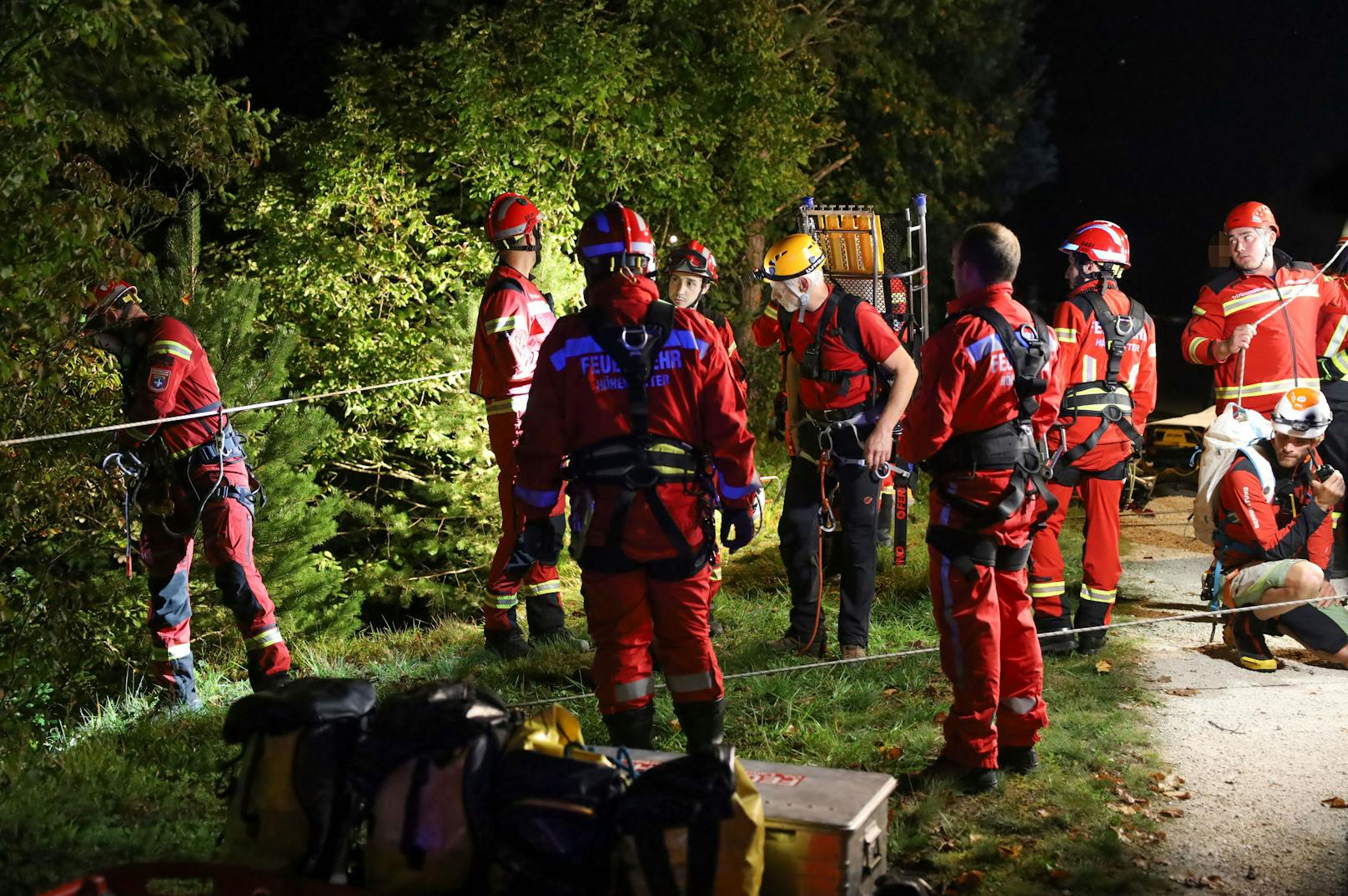 Schwierig gestaltete sich in der Nacht auf Sonntag eine aufwendige Rettungsaktion in Grünburg (Bezirk Kirchdorf an der Krems) nachdem dort eine Person in die Steyr-Schlucht abgestürzt ist.