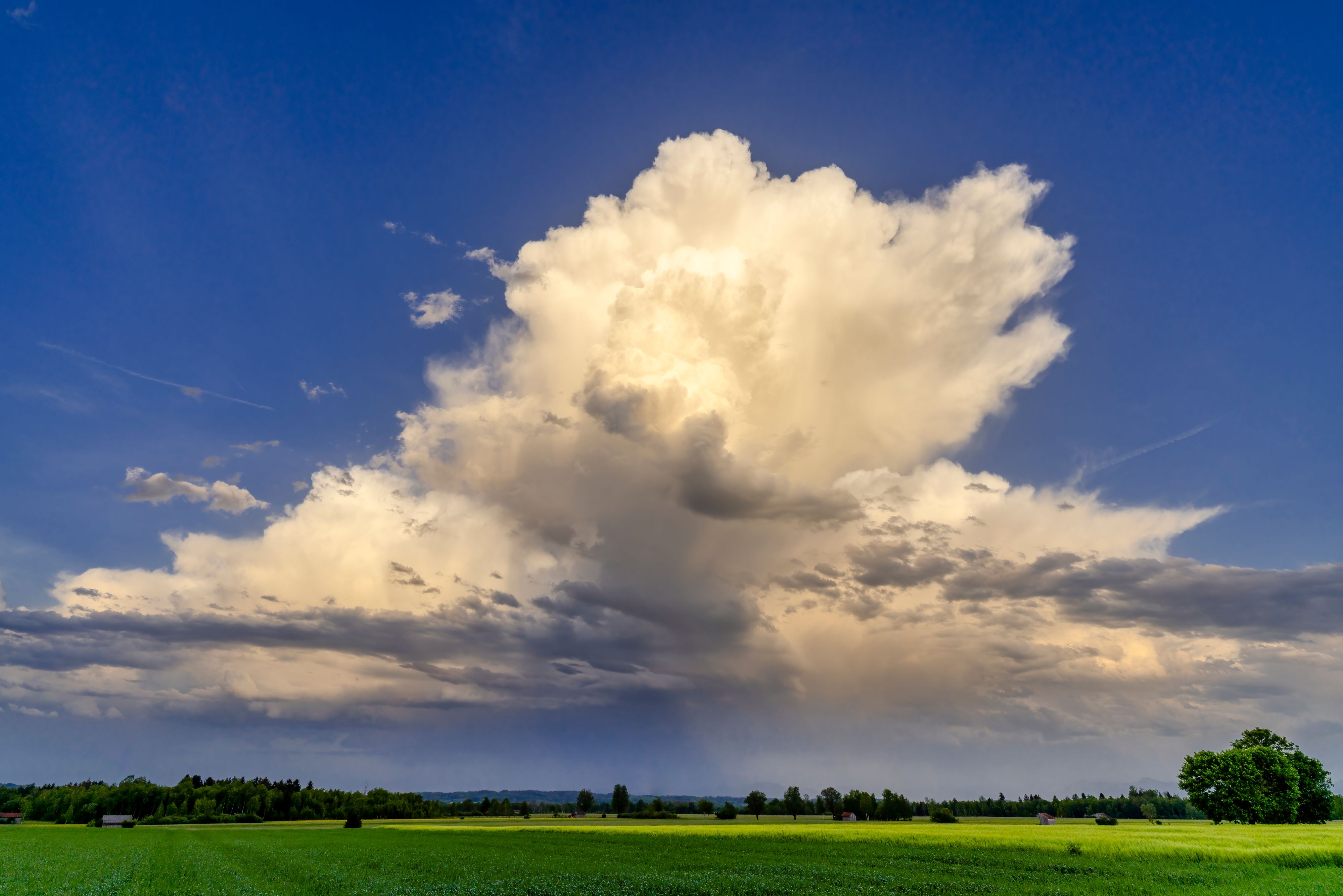 Zu Wochenbeginn ziehen Regen und Gewitter durchs Land. (Symbolbild)