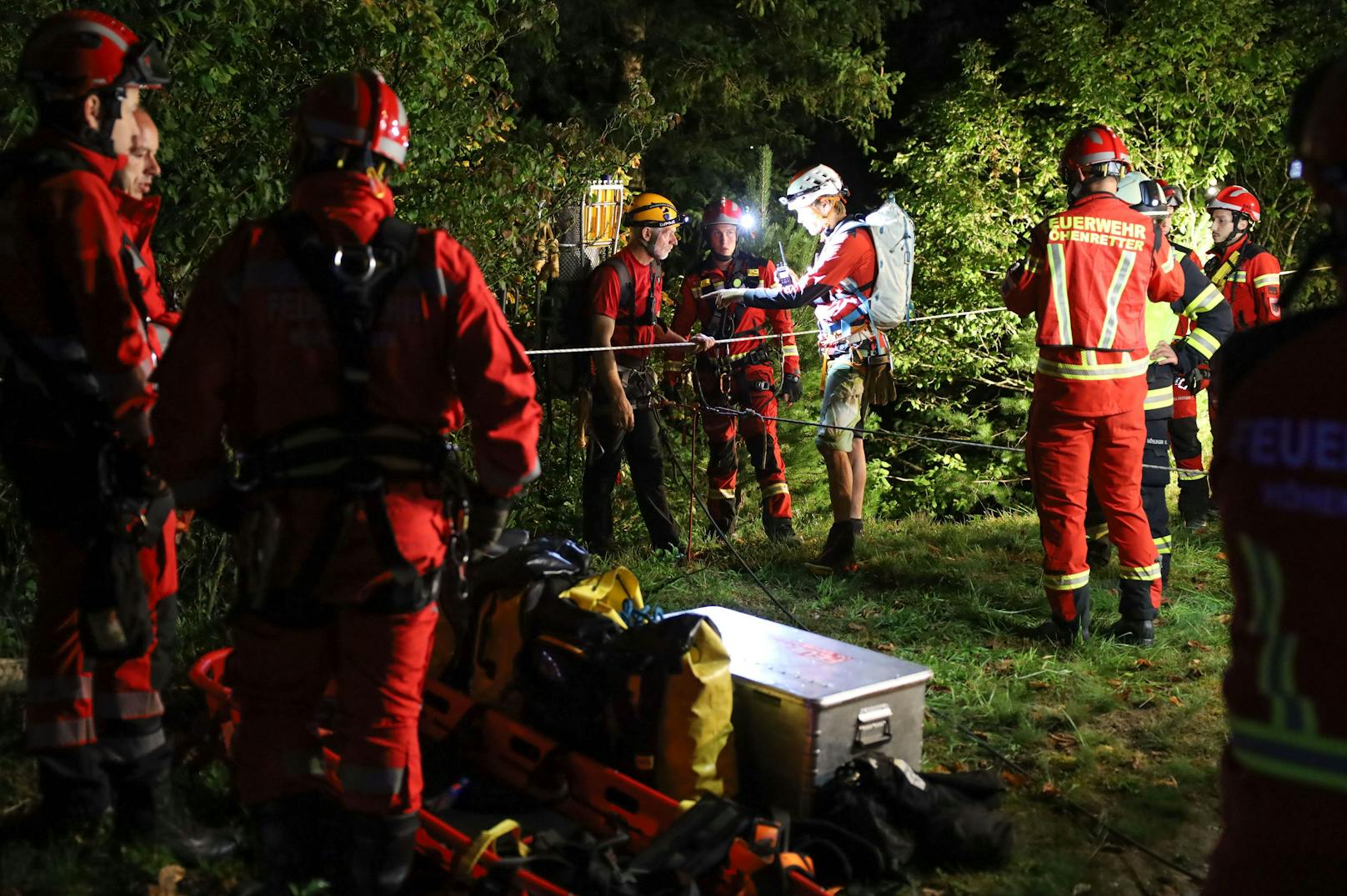 Schwierig gestaltete sich in der Nacht auf Sonntag eine aufwendige Rettungsaktion in Grünburg (Bezirk Kirchdorf an der Krems) nachdem dort eine Person in die Steyr-Schlucht abgestürzt ist.
