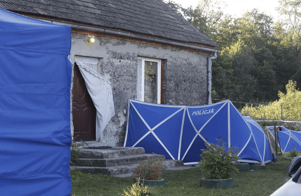 In der Nähe der polnischen Stadt Danzig finden Ermittler drei tote Neugeborene in einem heruntergekommenen Haus.