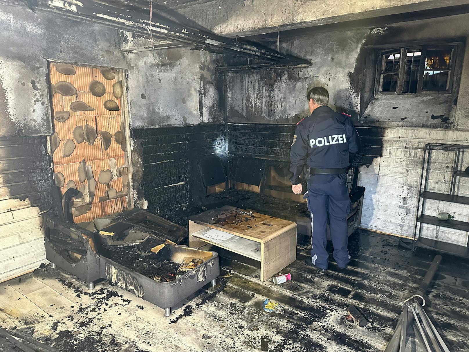 Im Kellerbereich eines Mehrfamilienhauses in Wörgl brach am Sonntag ein Feuer aus. Mehrere Personen mussten aus dem Haus evakuiert werden.