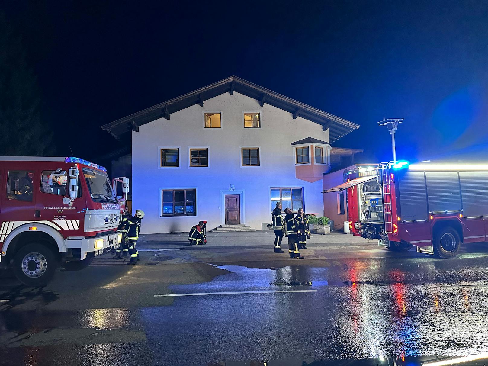 Im Kellerbereich eines Mehrfamilienhauses in Wörgl brach am Sonntag ein Feuer aus. Mehrere Personen mussten aus dem Haus evakuiert werden.