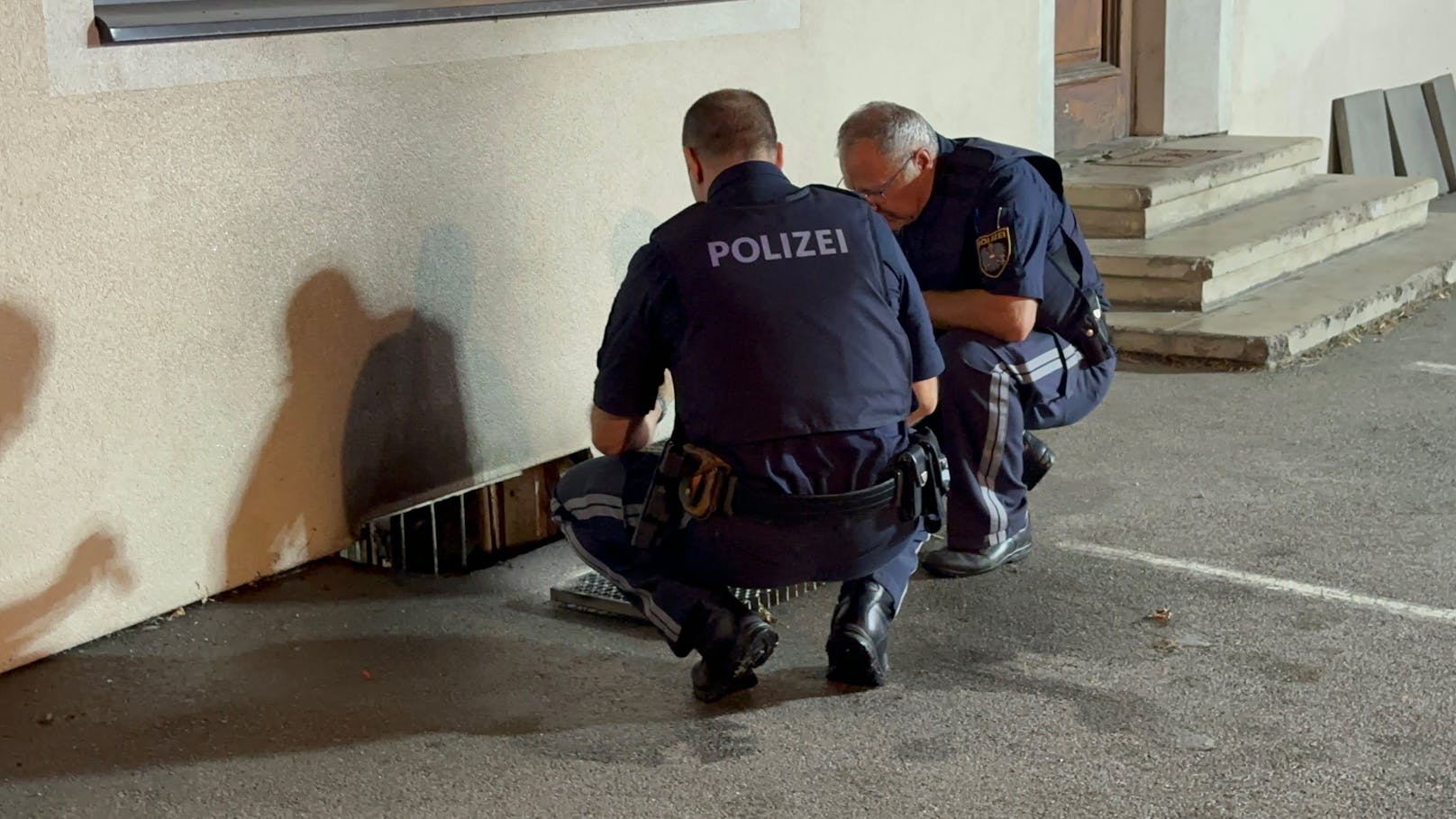 Im Kellerbereich eines Mehrfamilienhauses in Wörgl brach am Sonntag ein Feuer aus. Mehrere Personen mussten aus dem Haus evakuiert werden.