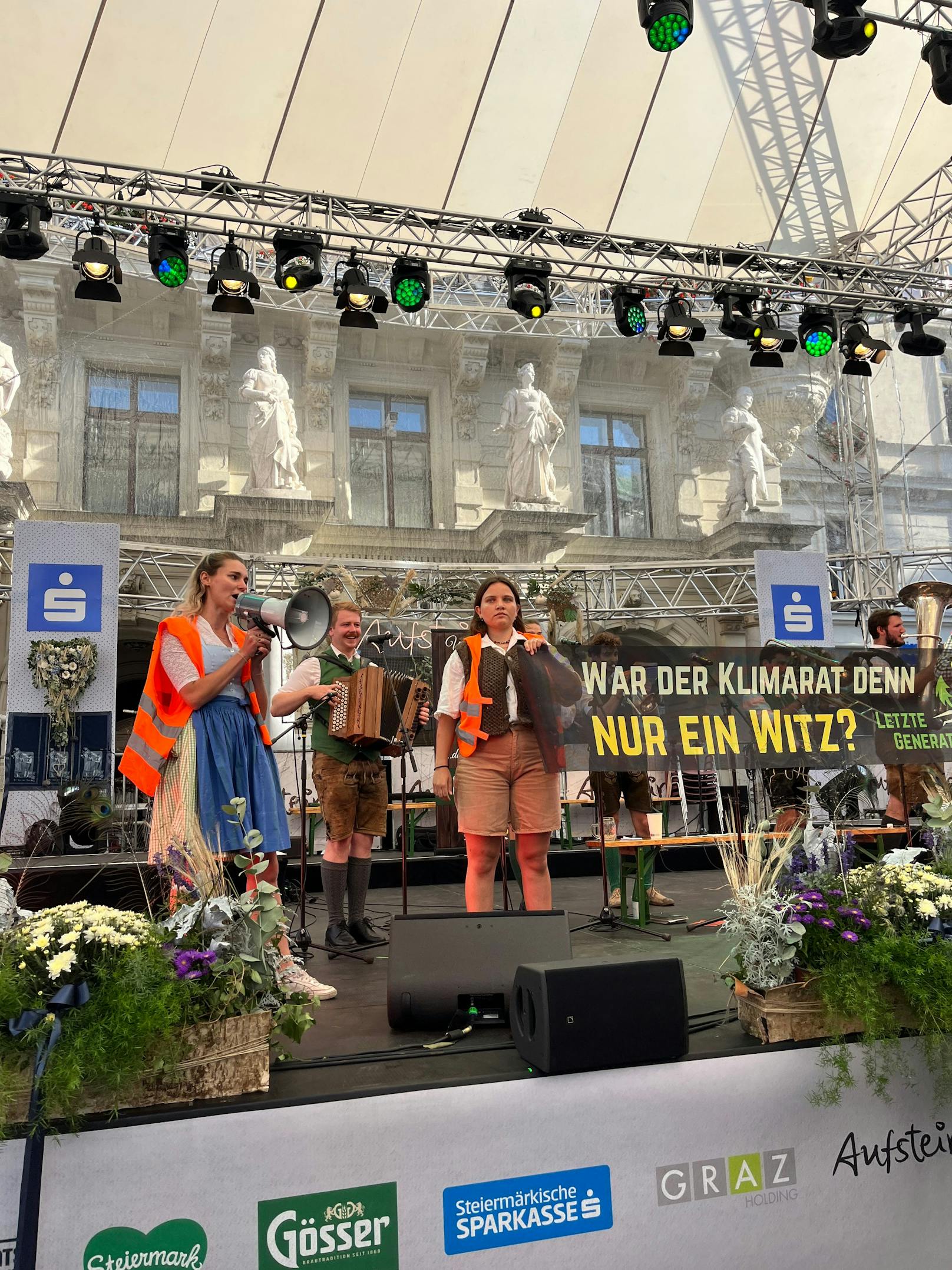 In Graz wurde das “Aufsteirern” durch eine Protestaktion der Letzten Generation unterbrochen.