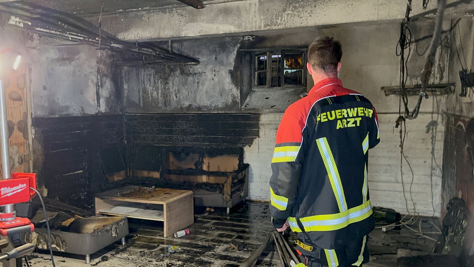 Im Kellerbereich eines Mehrfamilienhauses in Wörgl brach am Sonntag ein Feuer aus. Mehrere Personen mussten aus dem Haus evakuiert werden.