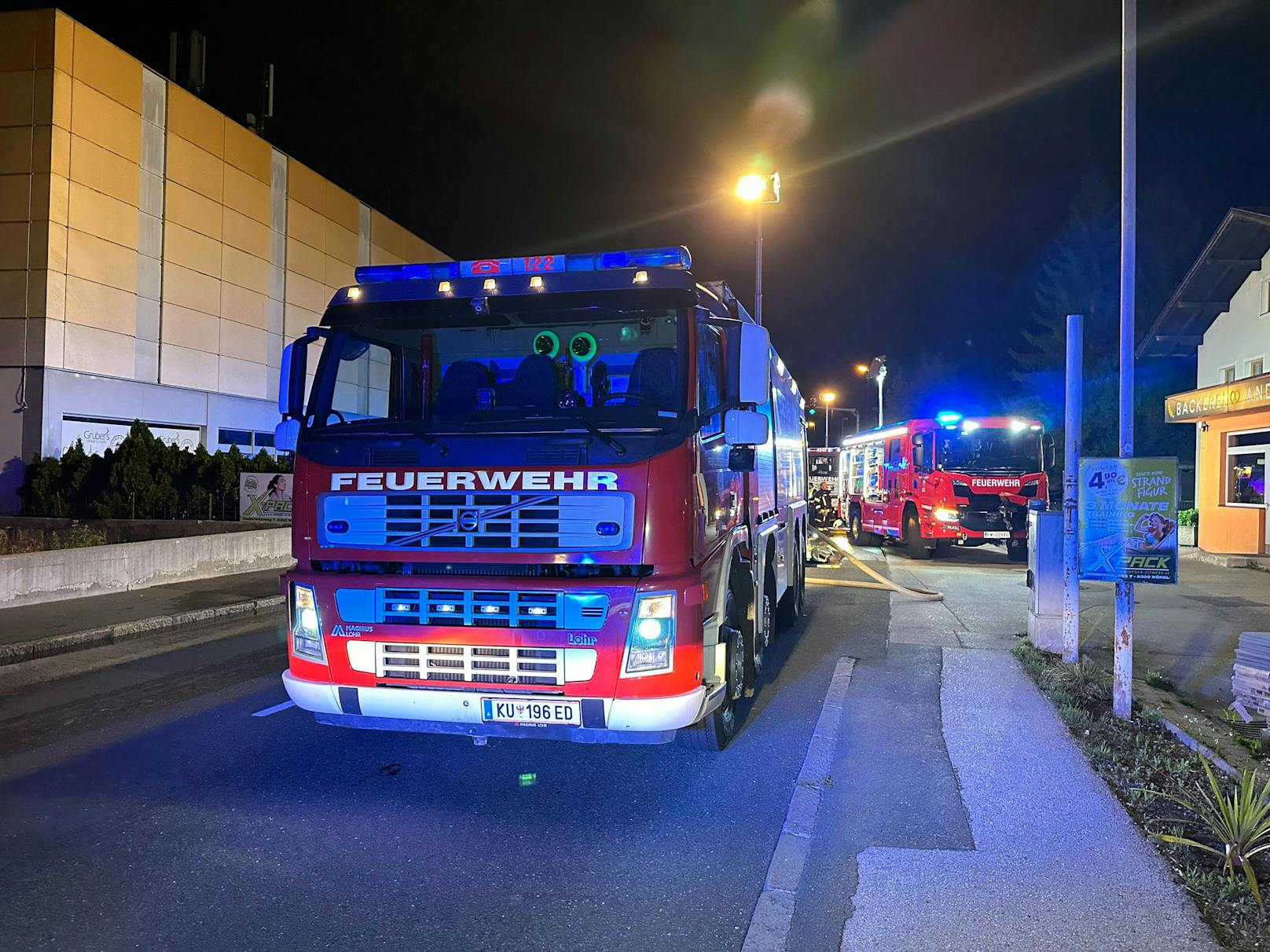 Im Kellerbereich eines Mehrfamilienhauses in Wörgl brach am Sonntag ein Feuer aus. Mehrere Personen mussten aus dem Haus evakuiert werden.