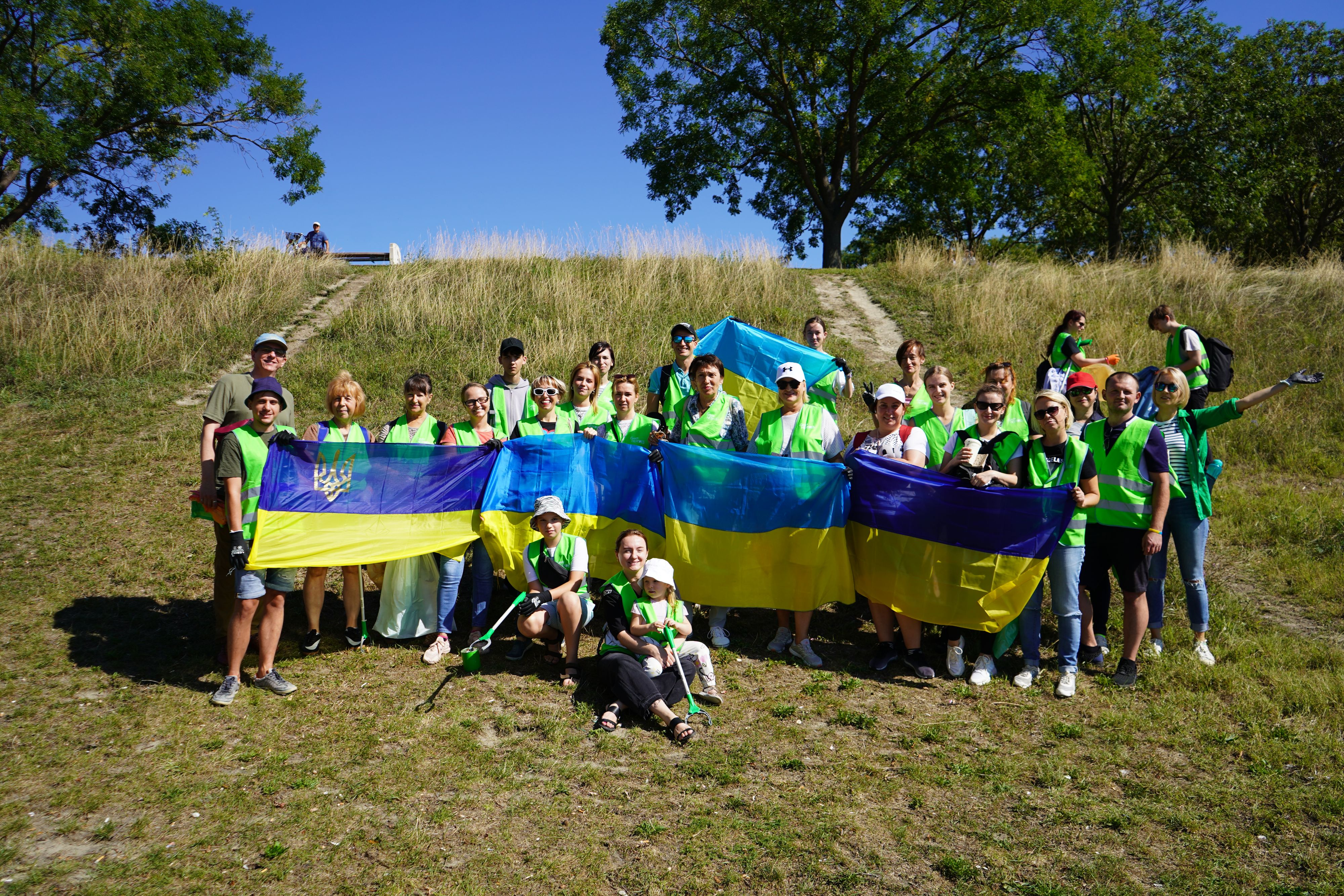 Gemeinsam mit Green Heroes Austria halfen Ukrainer in Wien, den öffentlichem Raum um die Neue Donau von Müll zu befreien. 