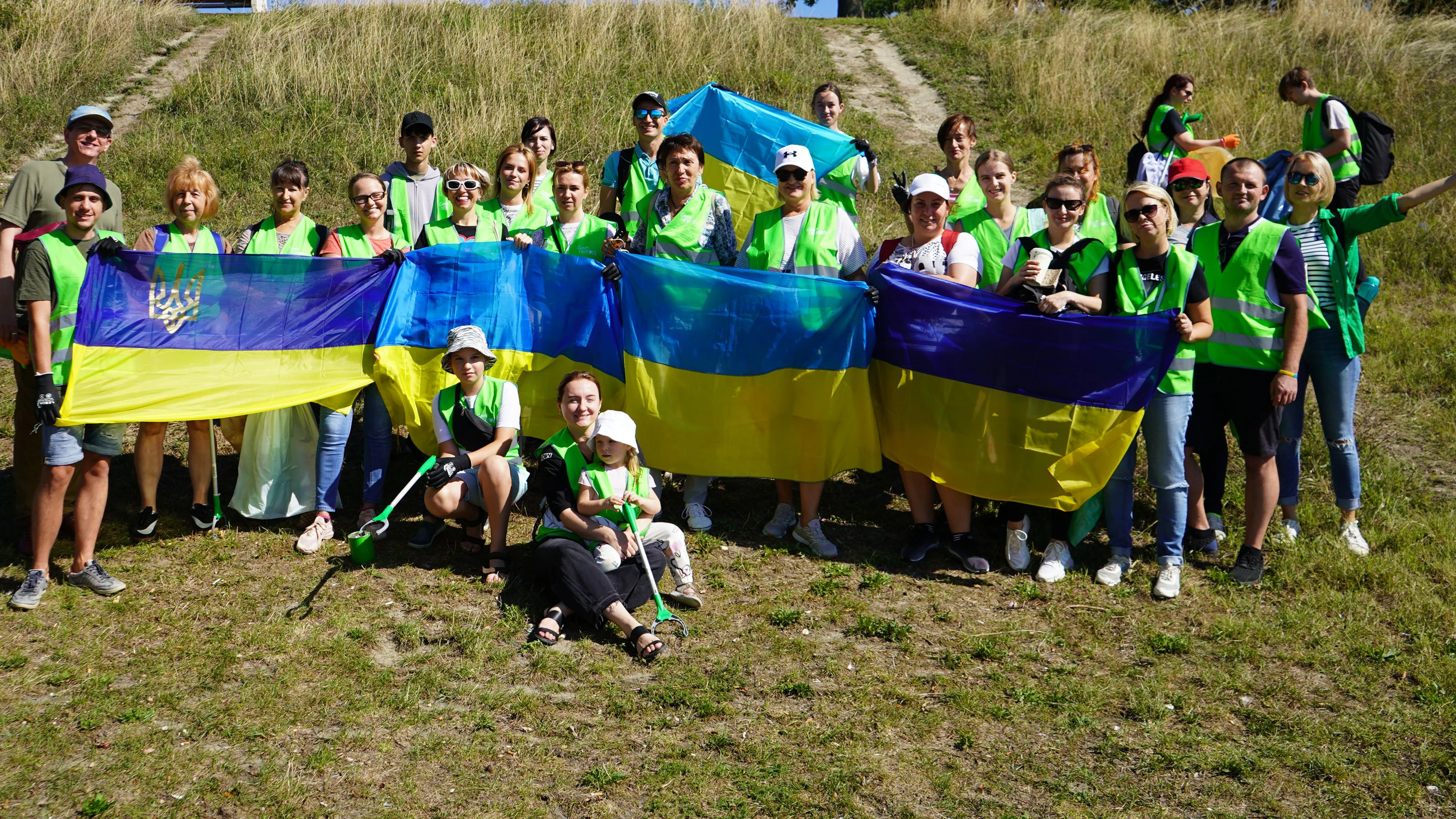 Gemeinsam mit Green Heroes Austria halfen Ukrainer in Wien, den öffentlichem Raum um die Neue Donau von Müll zu befreien. 