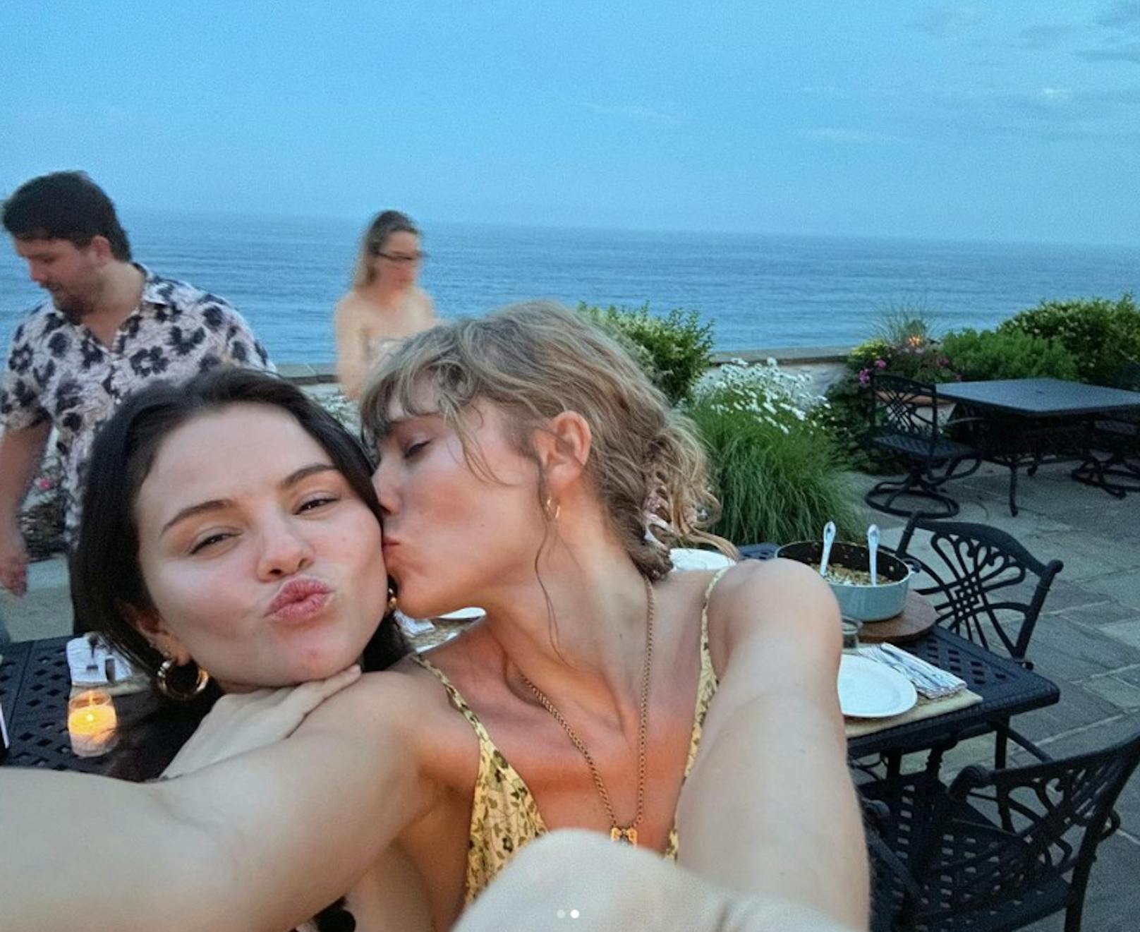 Taylor Swift gibt ihrer besten Freundin Selena Gomez einen Kuss.