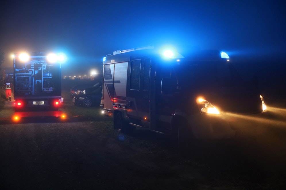 Die Jugendliche wollte ihre Notdurft verrichten und stürzte ab. Die Rettung brachte sie ins Krankenhaus. (Symbolbild)