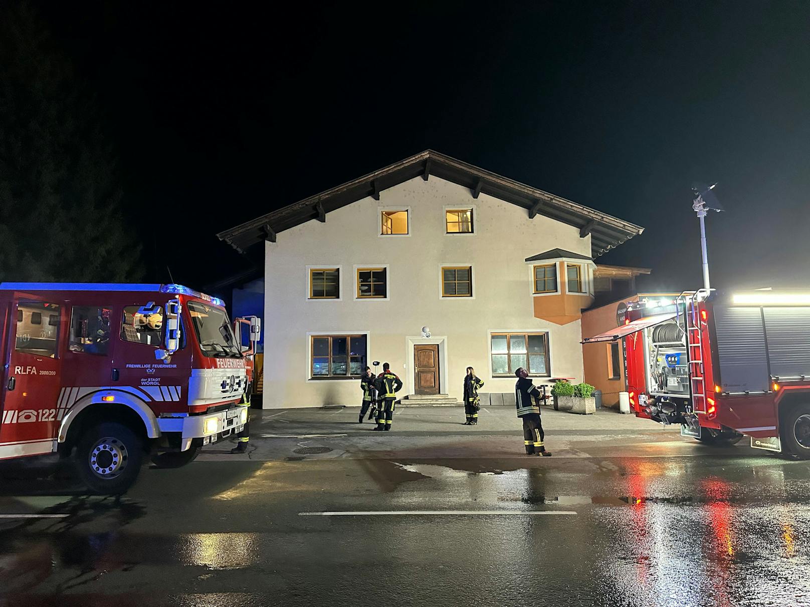 Im Kellerbereich eines Mehrfamilienhauses in Wörgl brach am Sonntag ein Feuer aus. Mehrere Personen mussten aus dem Haus evakuiert werden.