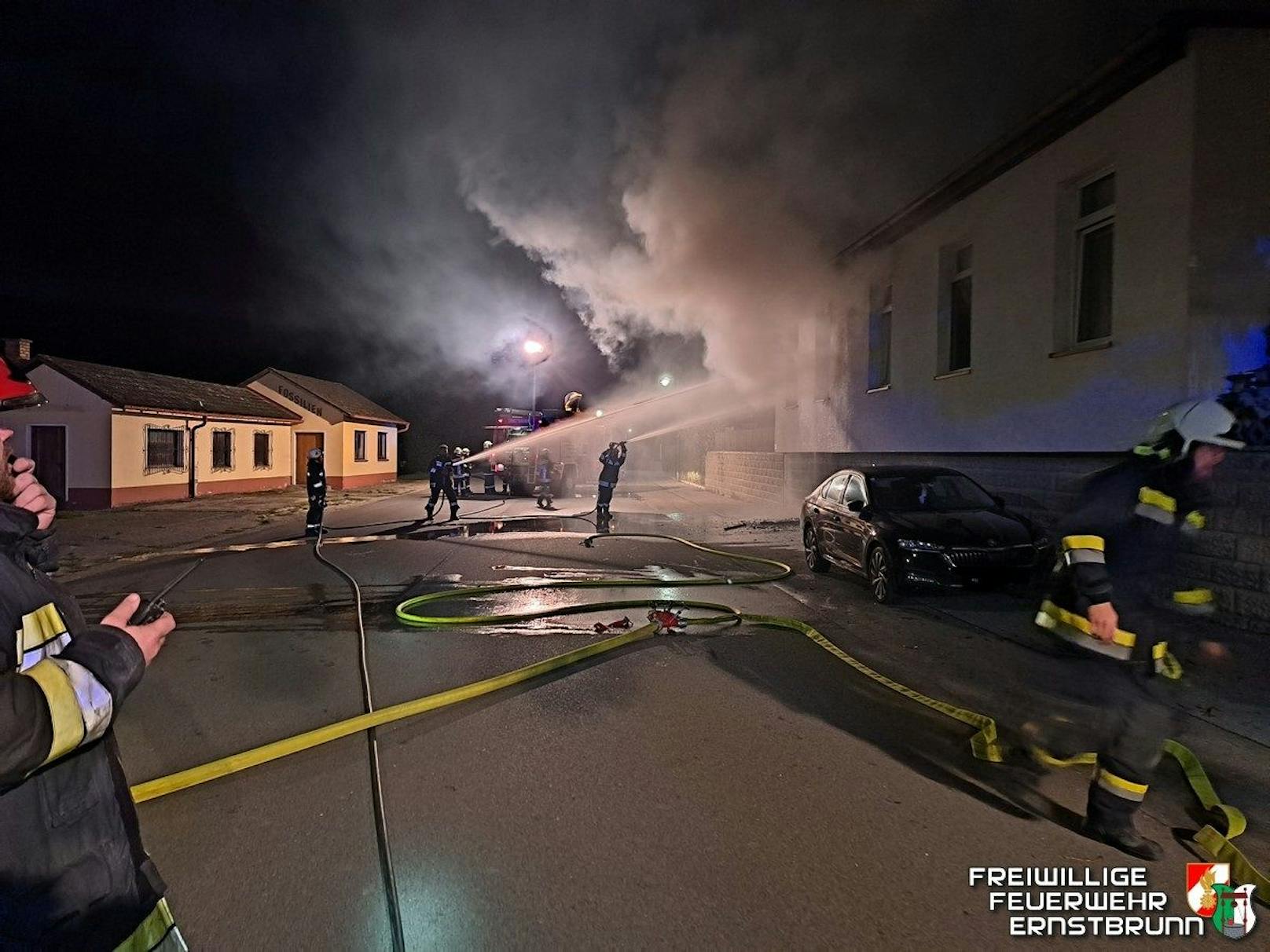 Die Feuerwehr musste einige Bewohner aus dem Wohnhaus retten.