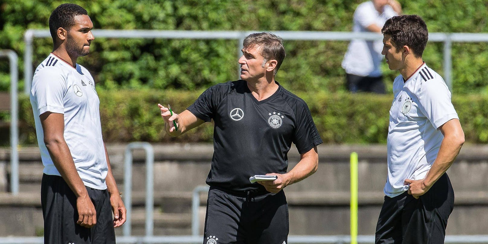 Wird Stefan Kuntz bald wieder im Deutschland-Trainingsoutfit zu sehen sein