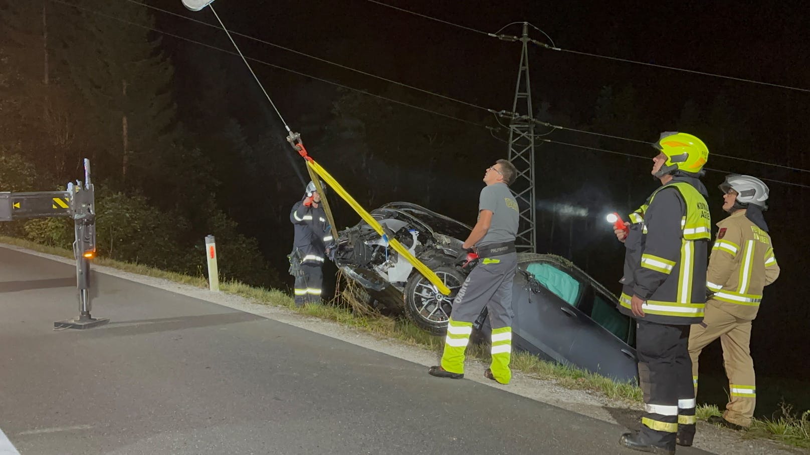 Im Bereich einer Linkskurve&nbsp; kam das Fahrzeug von der Straße ab...