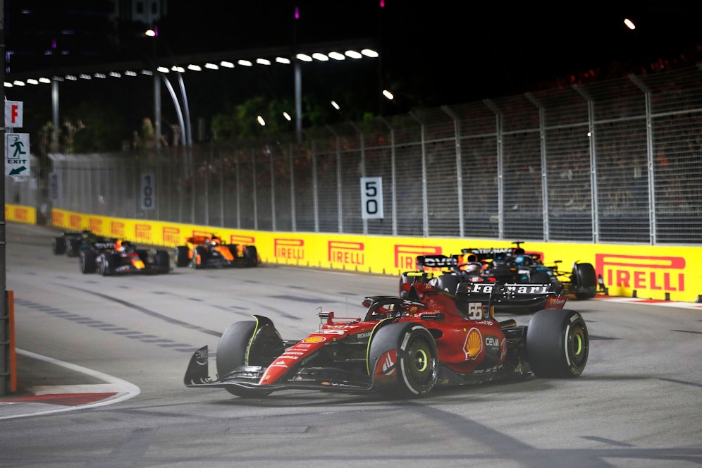 Carlos Sainz rast in Singapur zum Sieg.