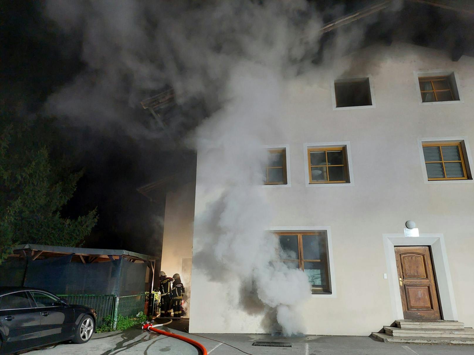 Im Kellerbereich eines Mehrfamilienhauses in Wörgl brach am Sonntag ein Feuer aus. Mehrere Personen mussten aus dem Haus evakuiert werden.