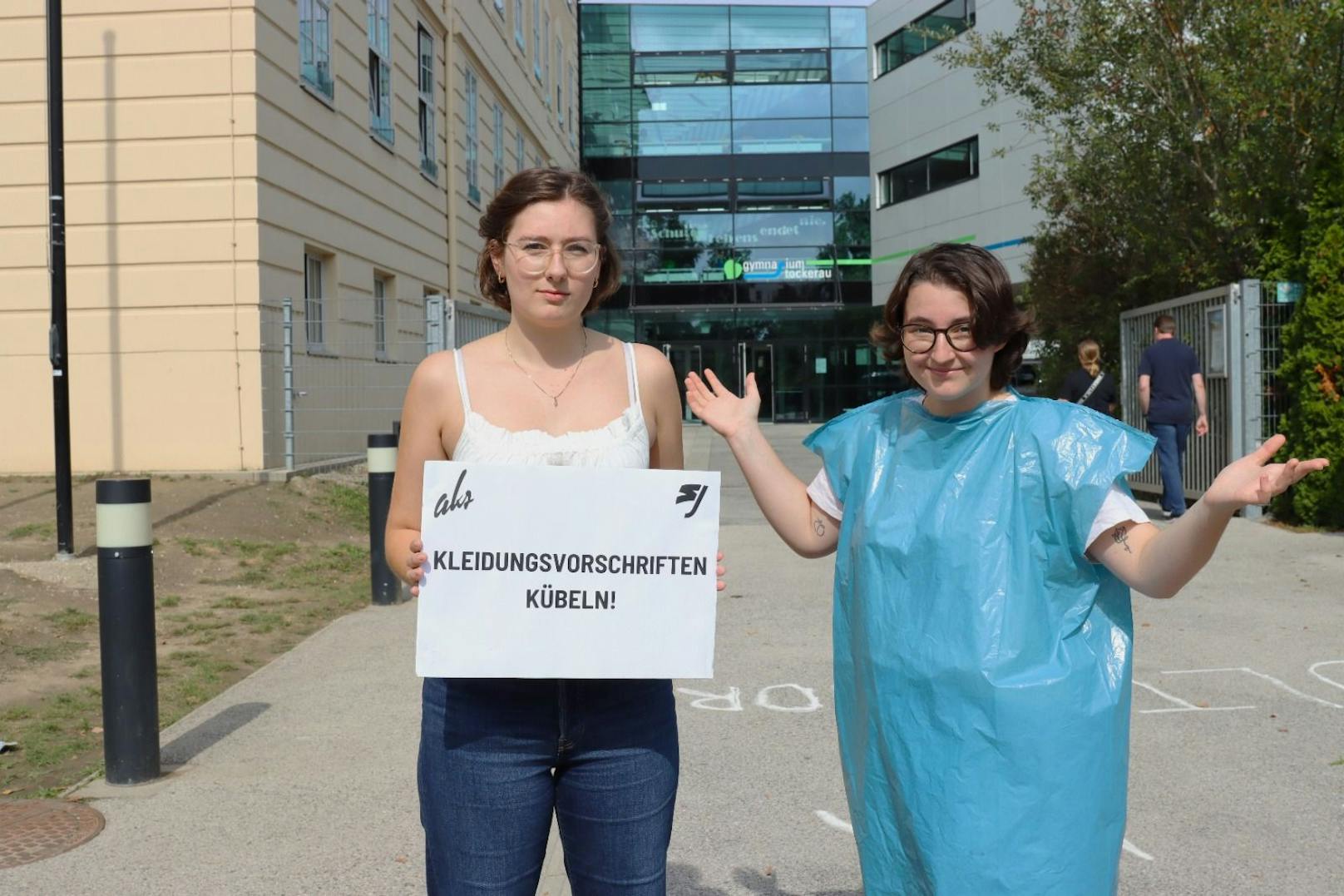 Fiona Schindl, Valentina Kloibhofer (v.l.) protestierten gegen die Kleidungsvorschrift.