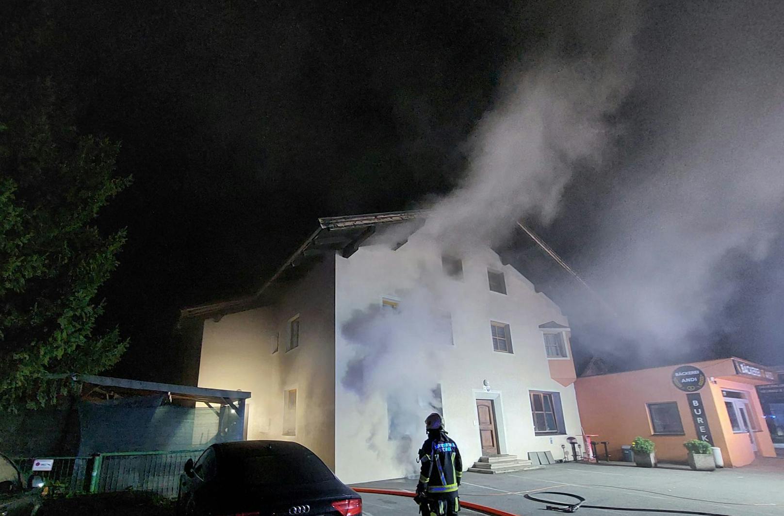 Im Kellerbereich eines Mehrfamilienhauses in Wörgl brach am Sonntag ein Feuer aus. Mehrere Personen mussten aus dem Haus evakuiert werden.