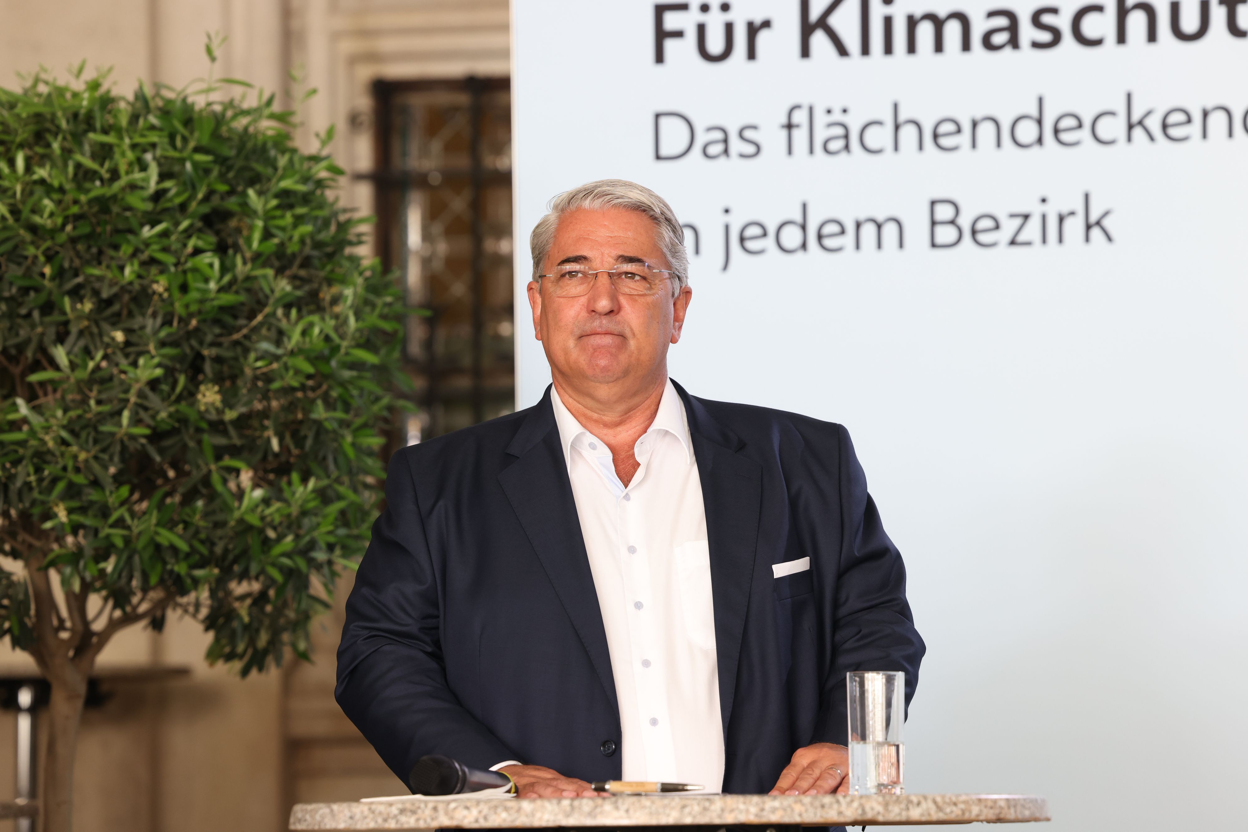 Bezirkschef unter Druck: Gegner von Ernst Nevrivy könnten ihn am Montag im Bezirksausschuss zum Rücktritt auffordern – doch er kämpft um sein Amt.