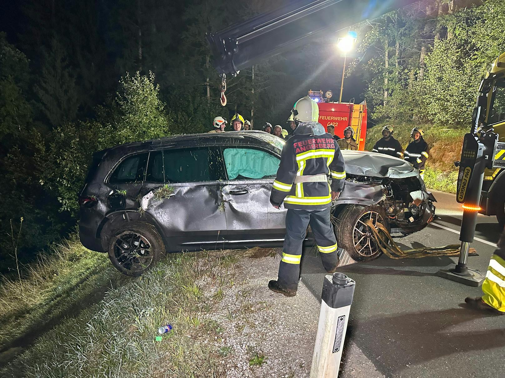 Das Auto wurde mit einem Kran geborgen