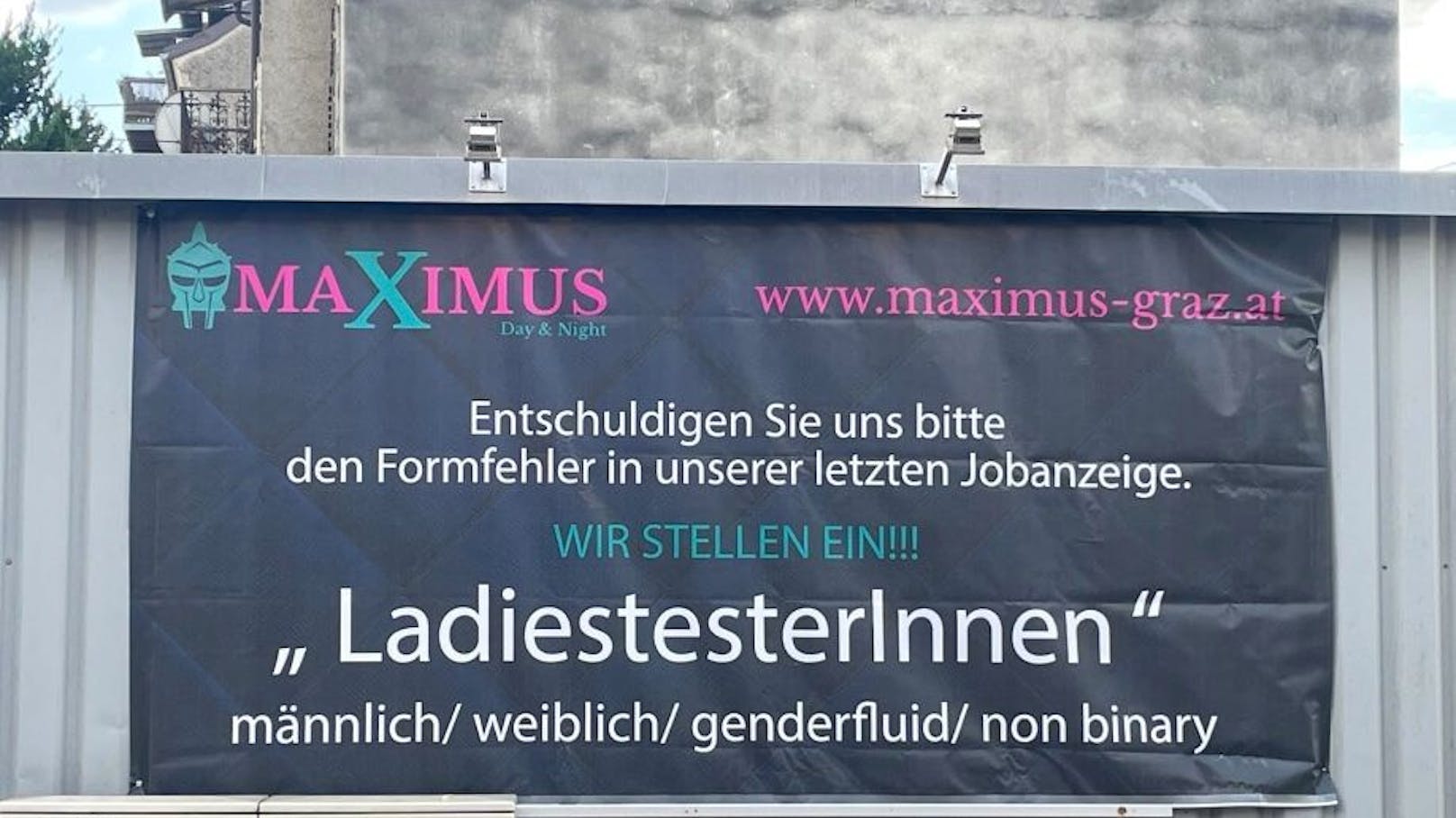 Puff-Betreiber wegen sexistischem Plakat angezeigt
