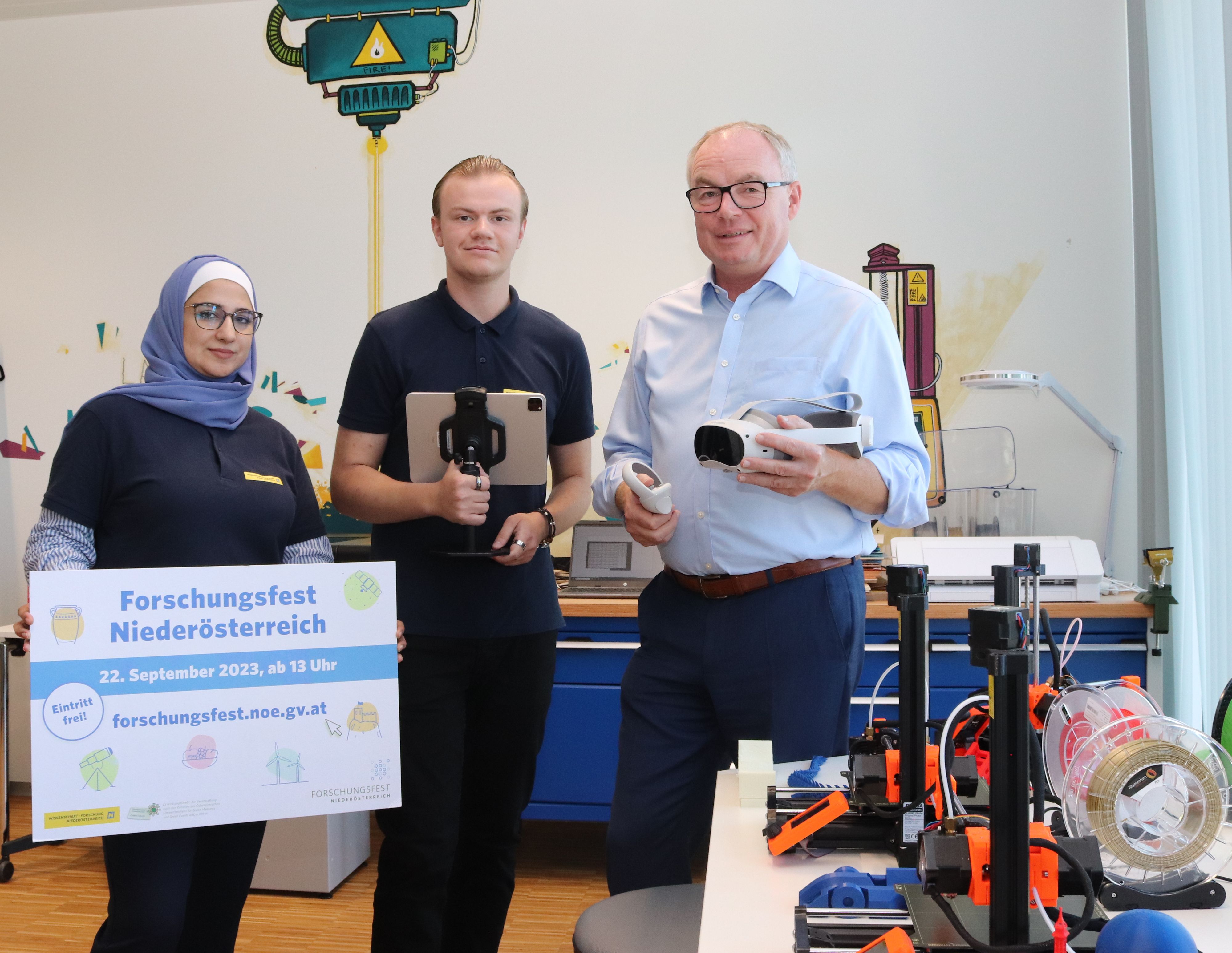 Die Wissenschaftsvermittler Ben Gratzl (Mi.) und Aya Eskif (li.) sowie LH-Stellvertreter Stephan Pernkopf (re.).