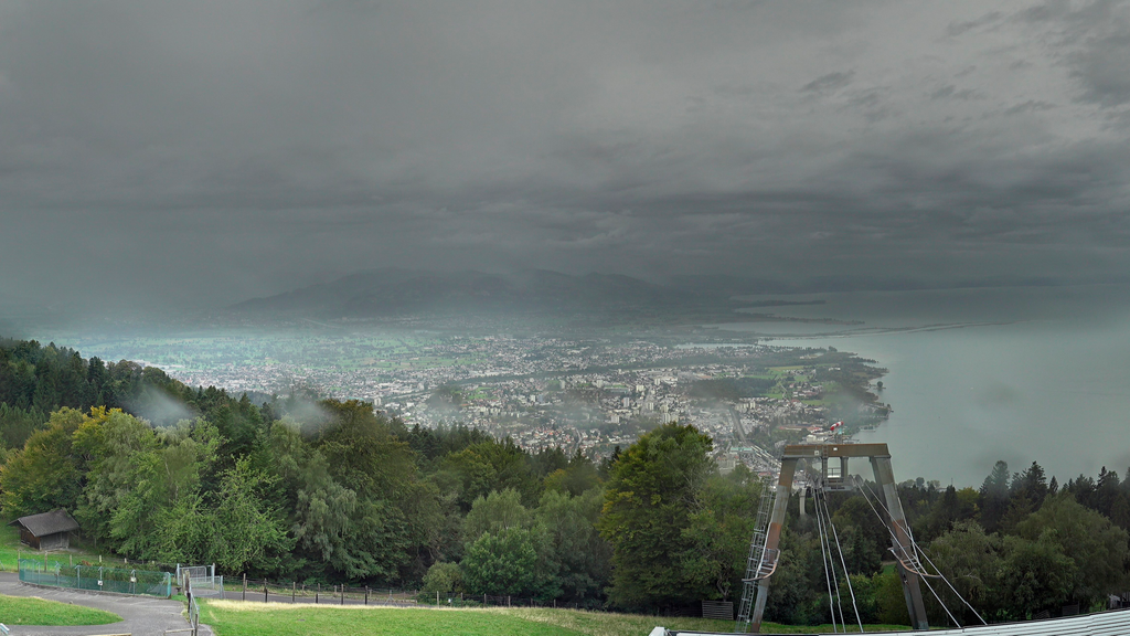 Blick von der Pfänderbahn auf Bregenz und Bodensee am 18. September 2023.