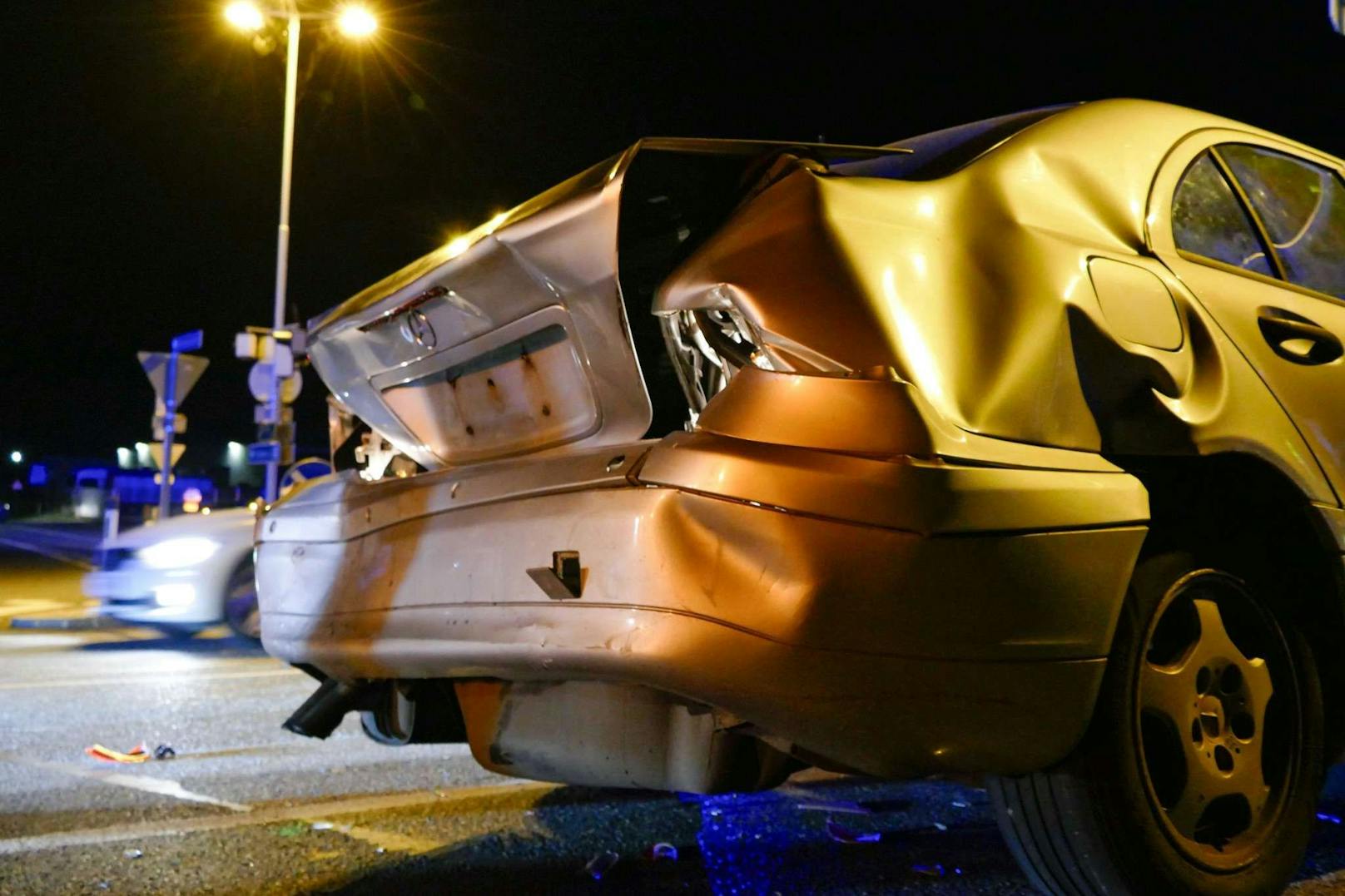 Zu einem Verkehrsunfall mit mehreren Fahrzeugen kam es Sonntagnacht auf der B25 nahe Ybbs. Bei einer ampelgeregelten Kreuzung dürfte eine Mopedlenkerin ihren Roller angehalten haben. Ein nachfolgender Pkw konnte nicht mehr rechtzeitig anhalten und kollidierte mit der Lenkerin.