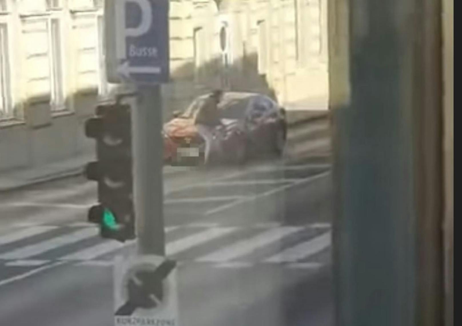 Der Mann sprang einfach vor ein fahrendes Auto.