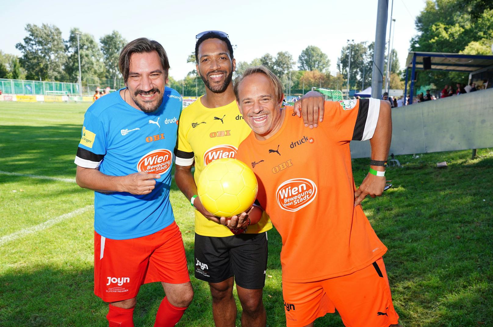 Christian Stani (Alle Achtung), Cesàr Sampson & Leo Aberer waren beim "Band Fußball Cup" dabei.