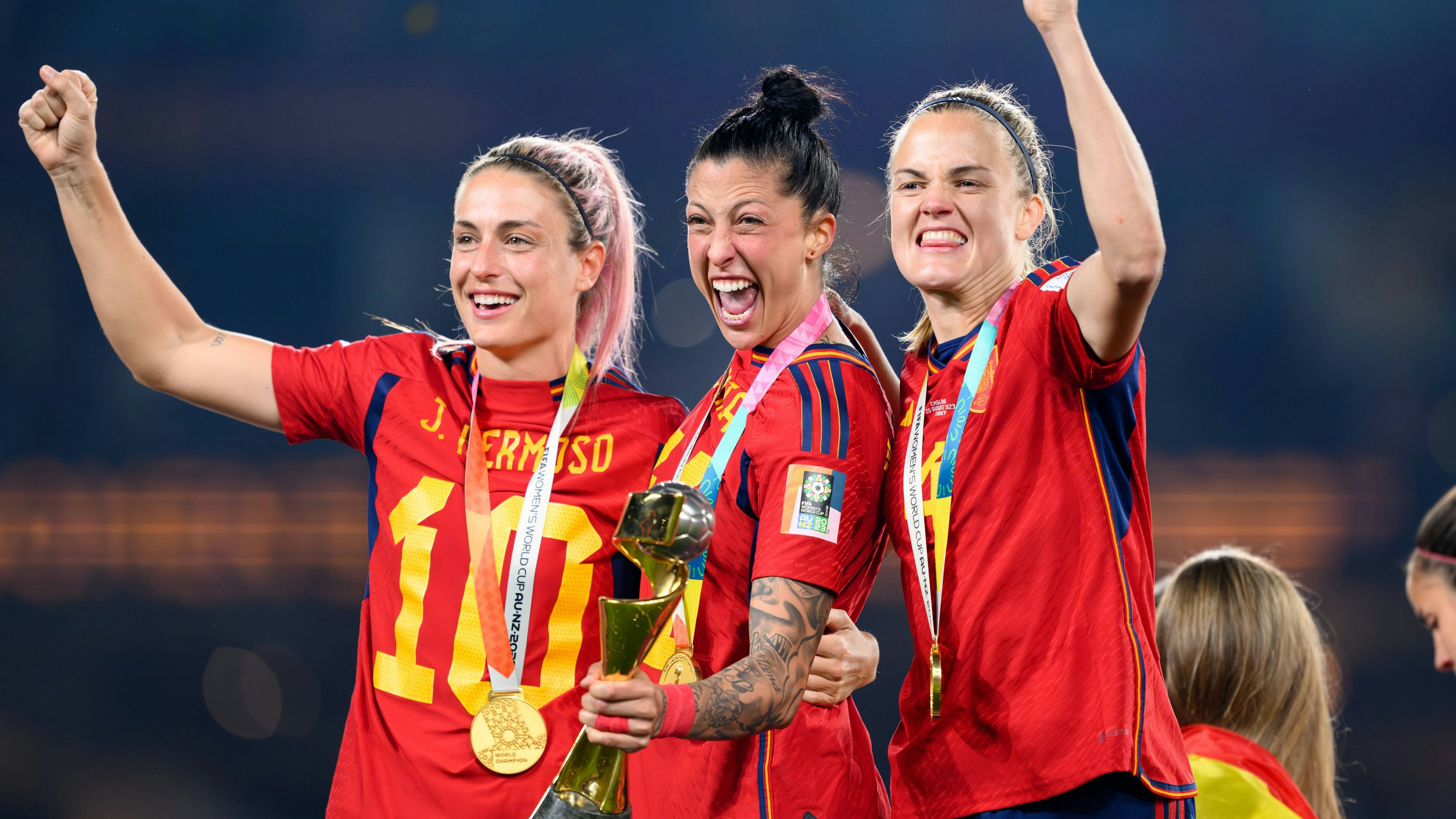 Jennis Hermoso (Mitte) mit dem WM-Pokal.