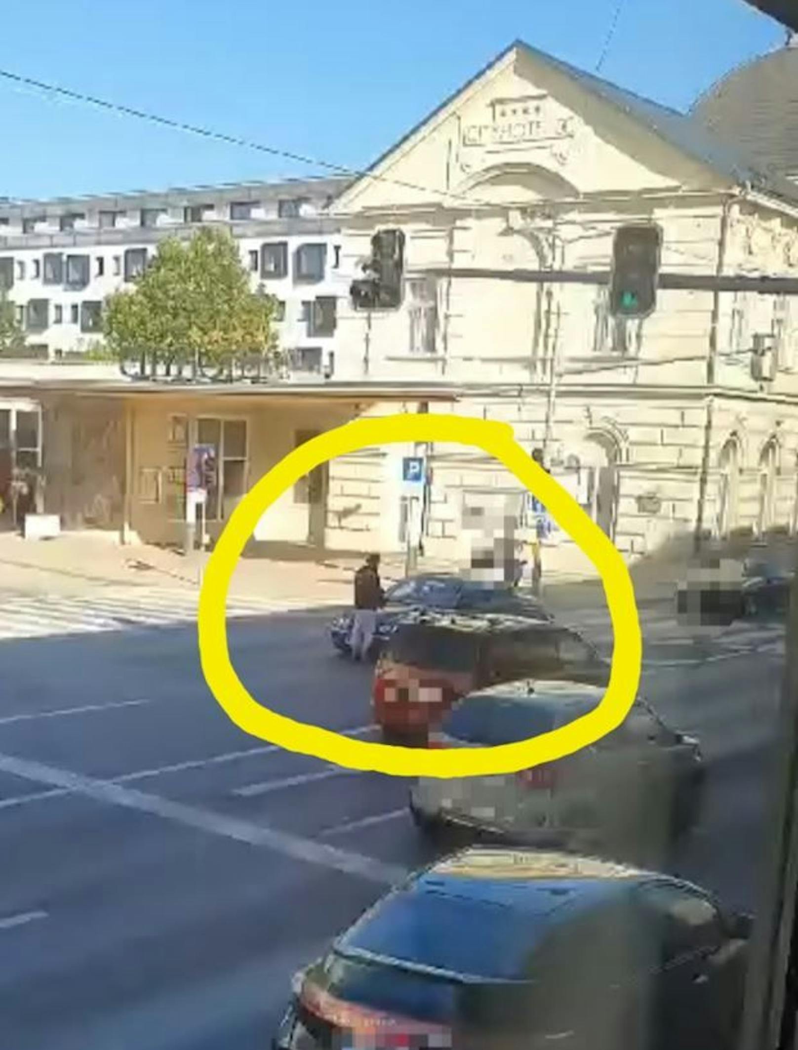 Der 22-Jährige rannte auf die Straße, stoppte so Autos.