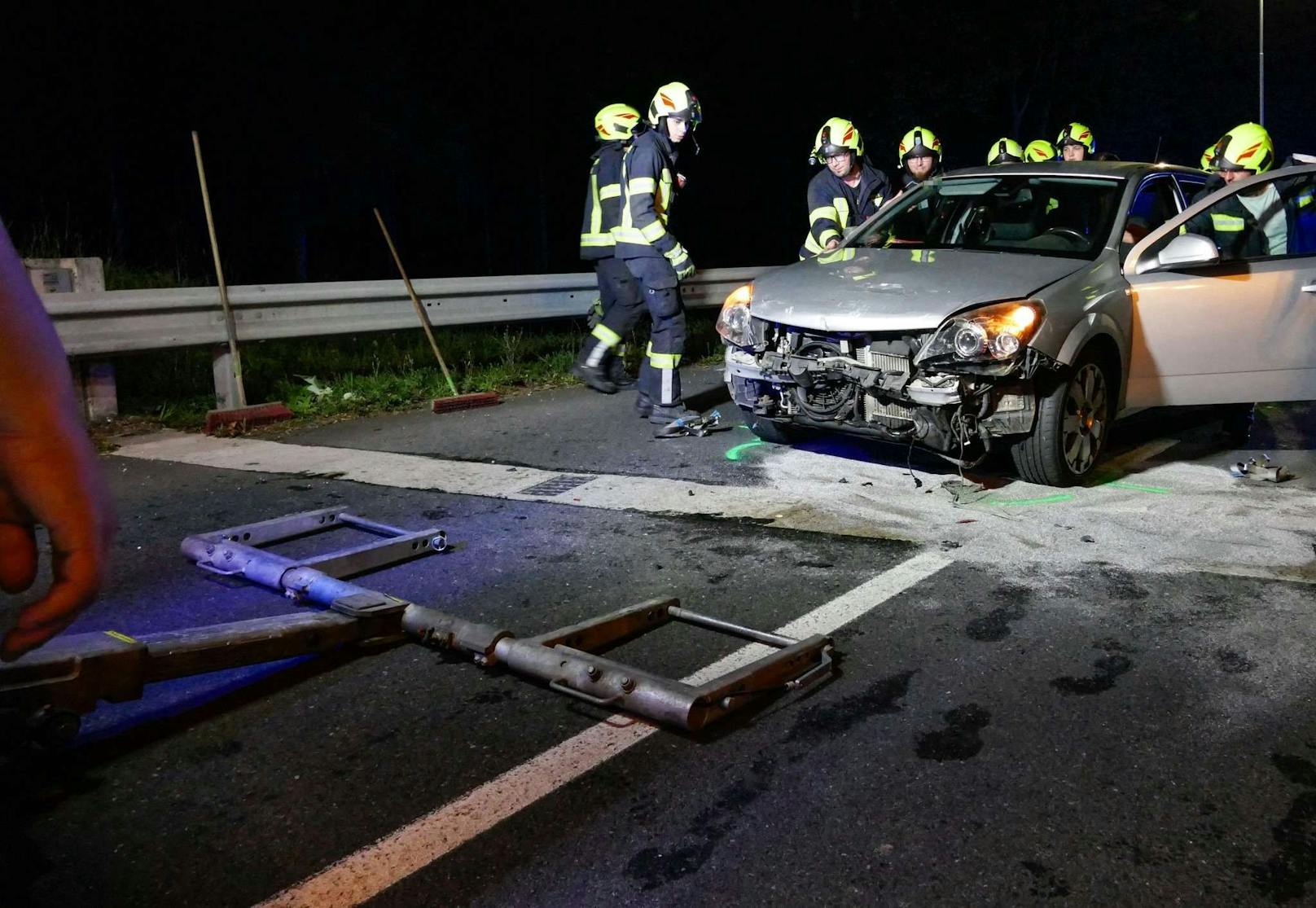 Zu einem Verkehrsunfall mit mehreren Fahrzeugen kam es Sonntagnacht auf der B25 nahe Ybbs. Bei einer ampelgeregelten Kreuzung dürfte eine Mopedlenkerin ihren Roller angehalten haben. Ein nachfolgender Pkw konnte nicht mehr rechtzeitig anhalten und kollidierte mit der Lenkerin.