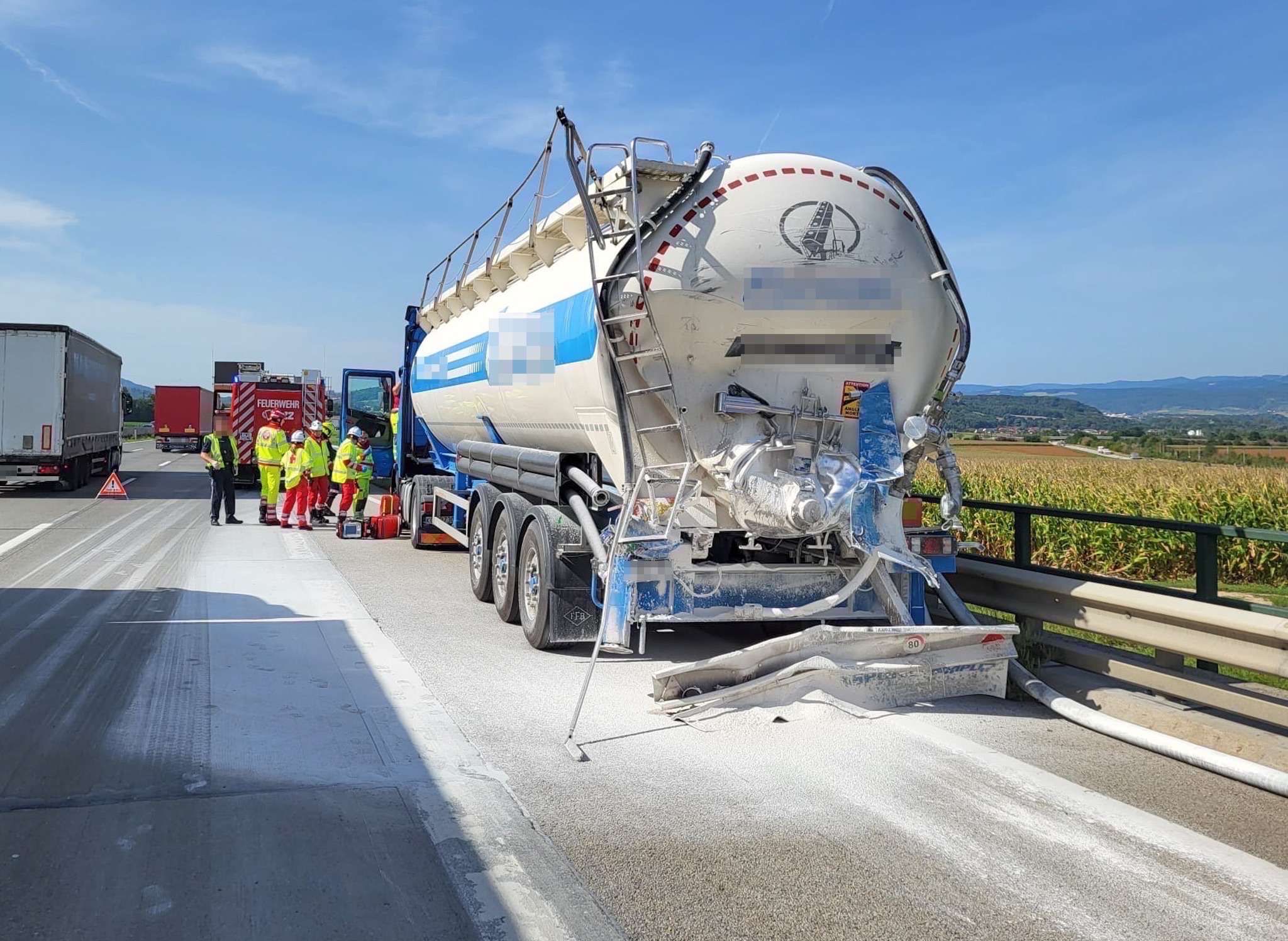 Schwerer Crash Mit Zwei Lkw – Totalsperre Der A1 | Heute.at