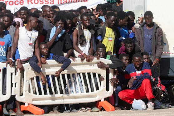 In den vergangenen Tagen waren auf der italienischen Mittelmeerinsel Lampedusa wieder Tausende Migranten mit Booten aus Afrika gelandet.