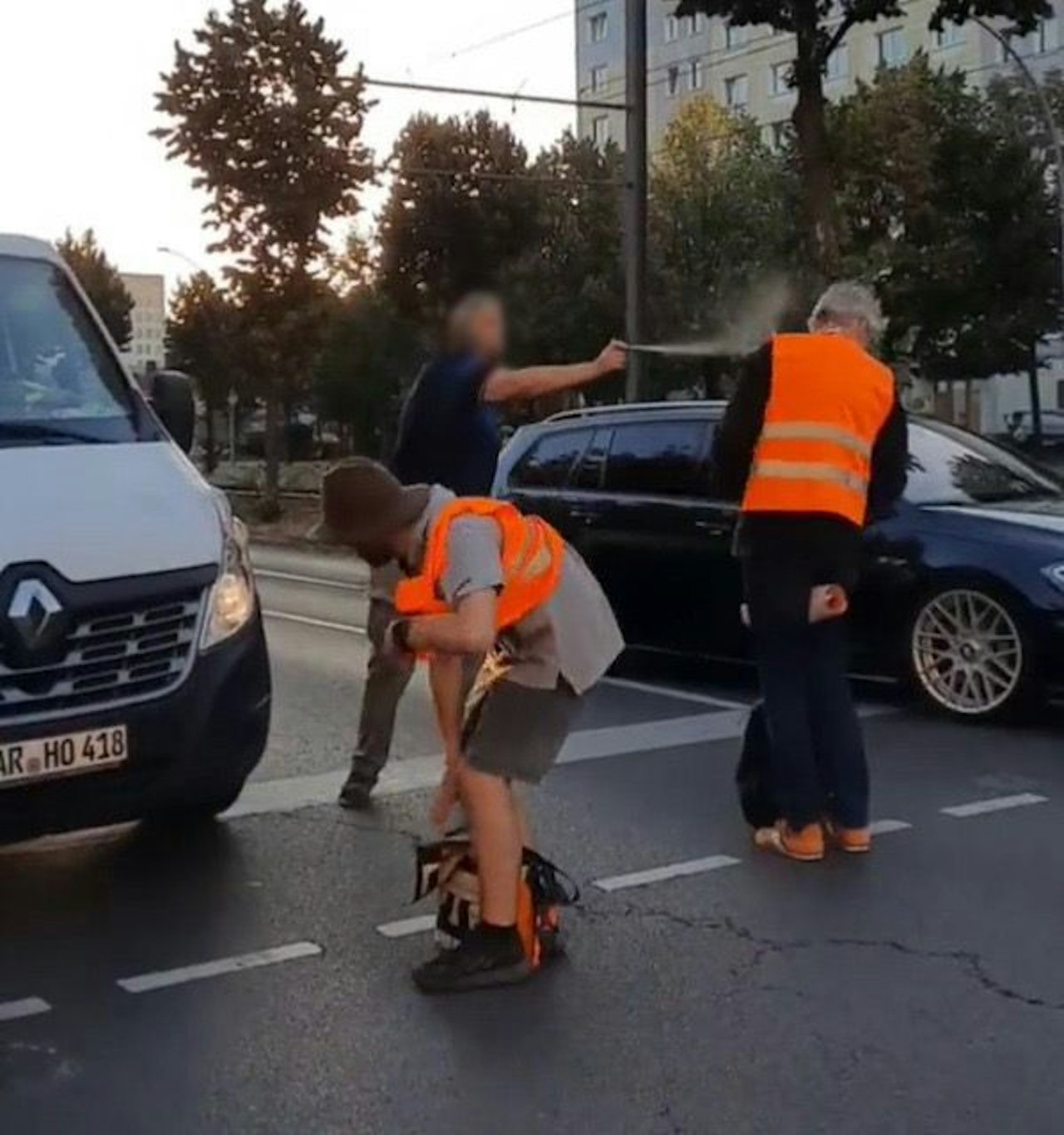 Heute.at - Autofahrer attackiert Klima-Kleber mit Pfefferspray