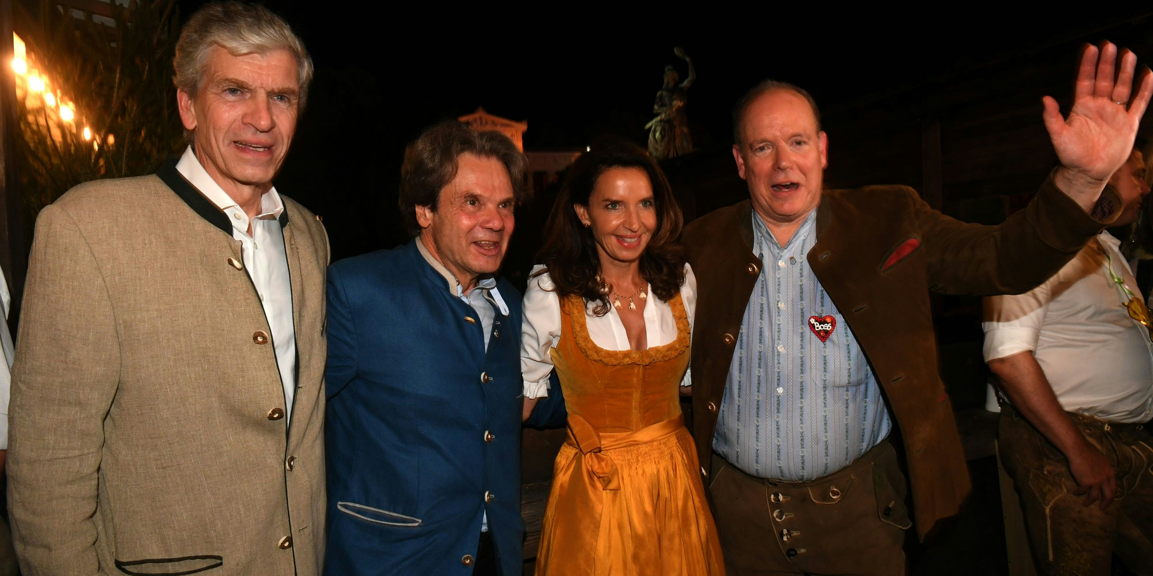 Fürst Albert II. von Monaco (r.) feiert mit dem Wirtspaar des Käfer-Zeltes Michael Käfer (2.v.l.) und Clarissa Käfer (3.v.l.) sowie Alexander Liegl (l.), Honorarkonsul von Monaco, im Käfer-Zelt.