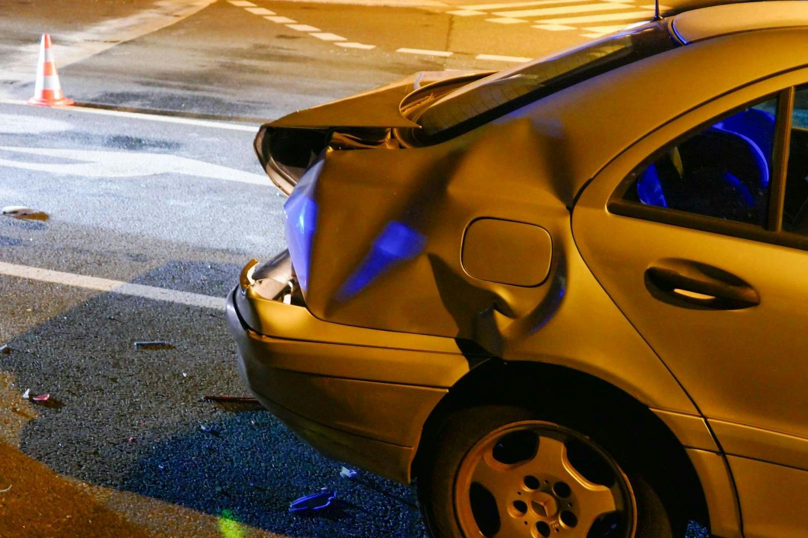 Zu einem Verkehrsunfall mit mehreren Fahrzeugen kam es Sonntagnacht auf der B25 nahe Ybbs. Bei einer ampelgeregelten Kreuzung dürfte eine Mopedlenkerin ihren Roller angehalten haben. Ein nachfolgender Pkw konnte nicht mehr rechtzeitig anhalten und kollidierte mit der Lenkerin.