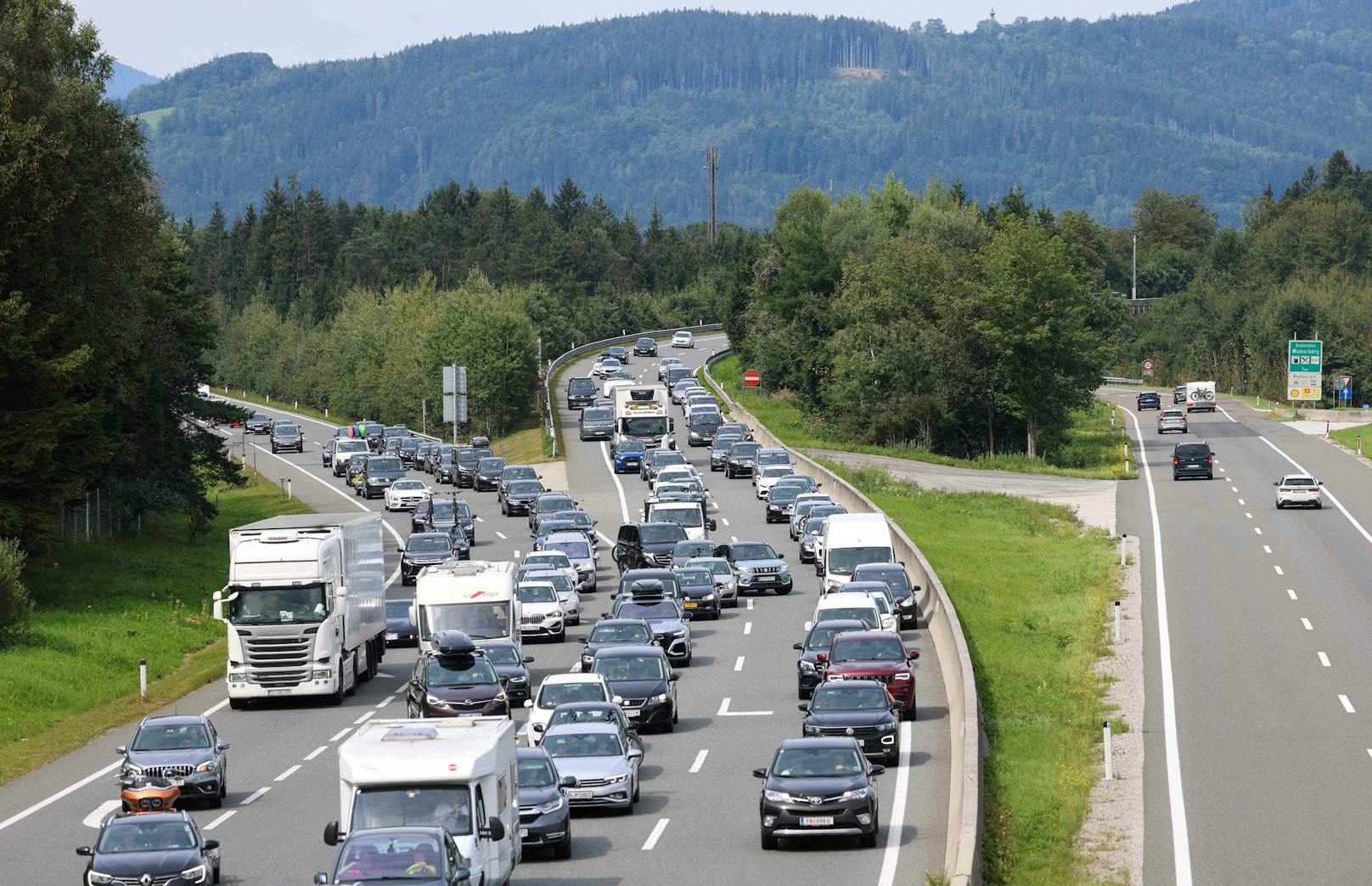 <strong>19.09.2023: Wilder Streit um Stau-Chaos nach ORF-Sendung.</strong> Das Chaos auf der Tauernautobahn regt auf. Nach massiven Staus wegen einer Tunnelbaustelle gibt es Protest von vielen Seiten. <a href="https://www.heute.at/s/wilder-streit-um-stau-chaos-auf-der-tauernautobahn-100292220">Die ASFINAG wehrt sich >>></a>
