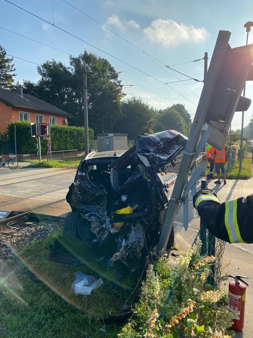 Ein Pkw wurde auf einem Bahnübergang von einem Zug gerammt