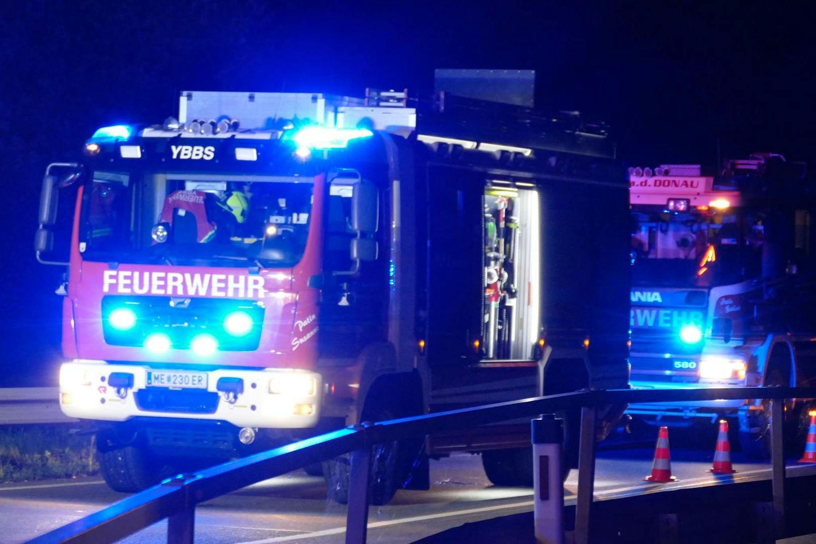 Zu einem Verkehrsunfall mit mehreren Fahrzeugen kam es Sonntagnacht auf der B25 nahe Ybbs. Bei einer ampelgeregelten Kreuzung dürfte eine Mopedlenkerin ihren Roller angehalten haben. Ein nachfolgender Pkw konnte nicht mehr rechtzeitig anhalten und kollidierte mit der Lenkerin.