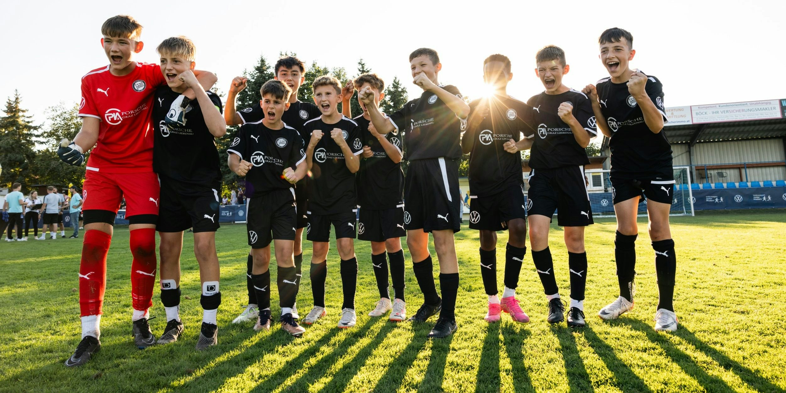 So sehen Sieger aus – Sturm jubelt über den Titel.