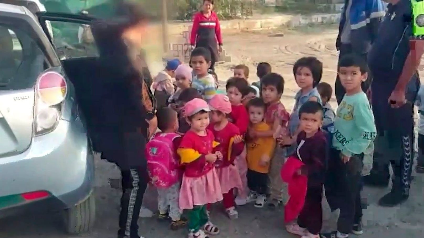 In Usbekistan ist eine Kindergartenleiterin gestoppt worden, die 25 ihrer Schützlinge in ihren Pkw gepfercht hatte. 