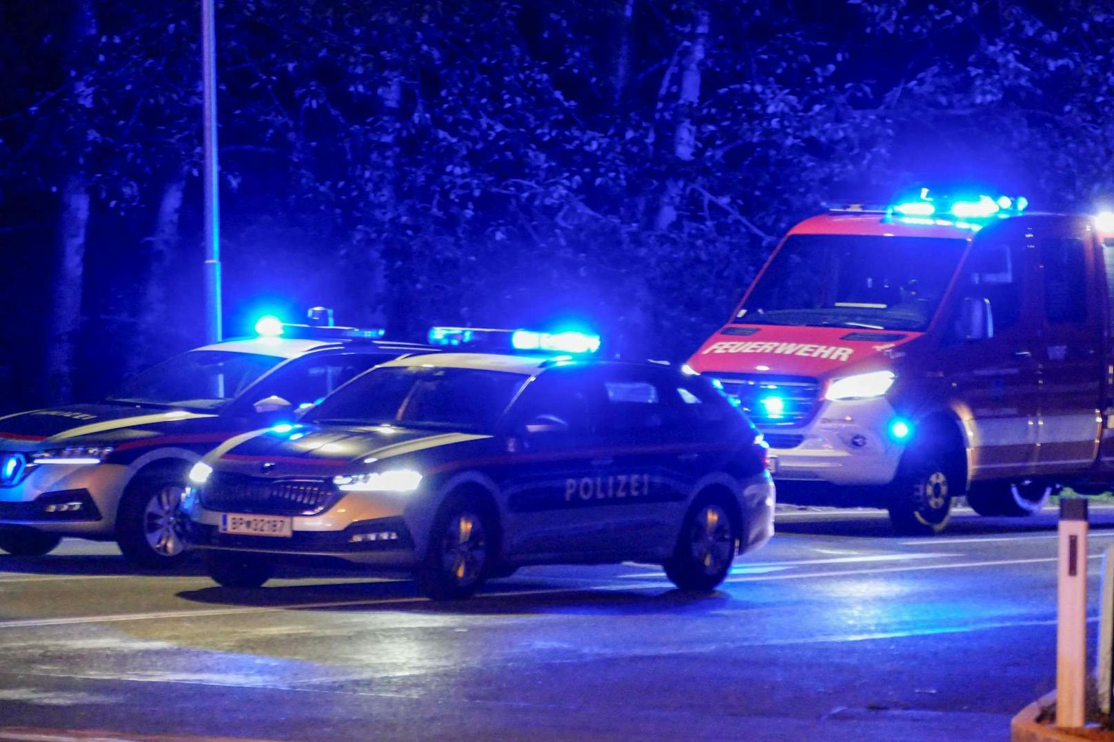 Zu einem Verkehrsunfall mit mehreren Fahrzeugen kam es Sonntagnacht auf der B25 nahe Ybbs. Bei einer ampelgeregelten Kreuzung dürfte eine Mopedlenkerin ihren Roller angehalten haben. Ein nachfolgender Pkw konnte nicht mehr rechtzeitig anhalten und kollidierte mit der Lenkerin.